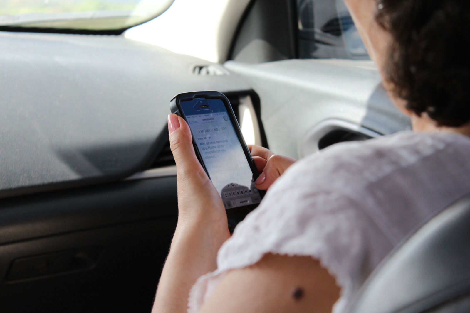 Canon EOS 1200D (EOS Rebel T5 / EOS Kiss X70 / EOS Hi) sample photo. Car, phone, seat, trip photography