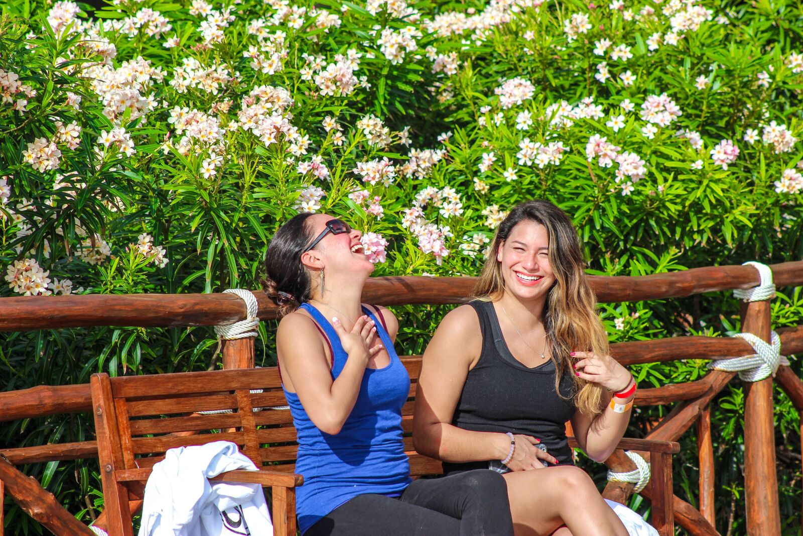 Canon EOS 600D (Rebel EOS T3i / EOS Kiss X5) sample photo. Girls, laugh, happy photography