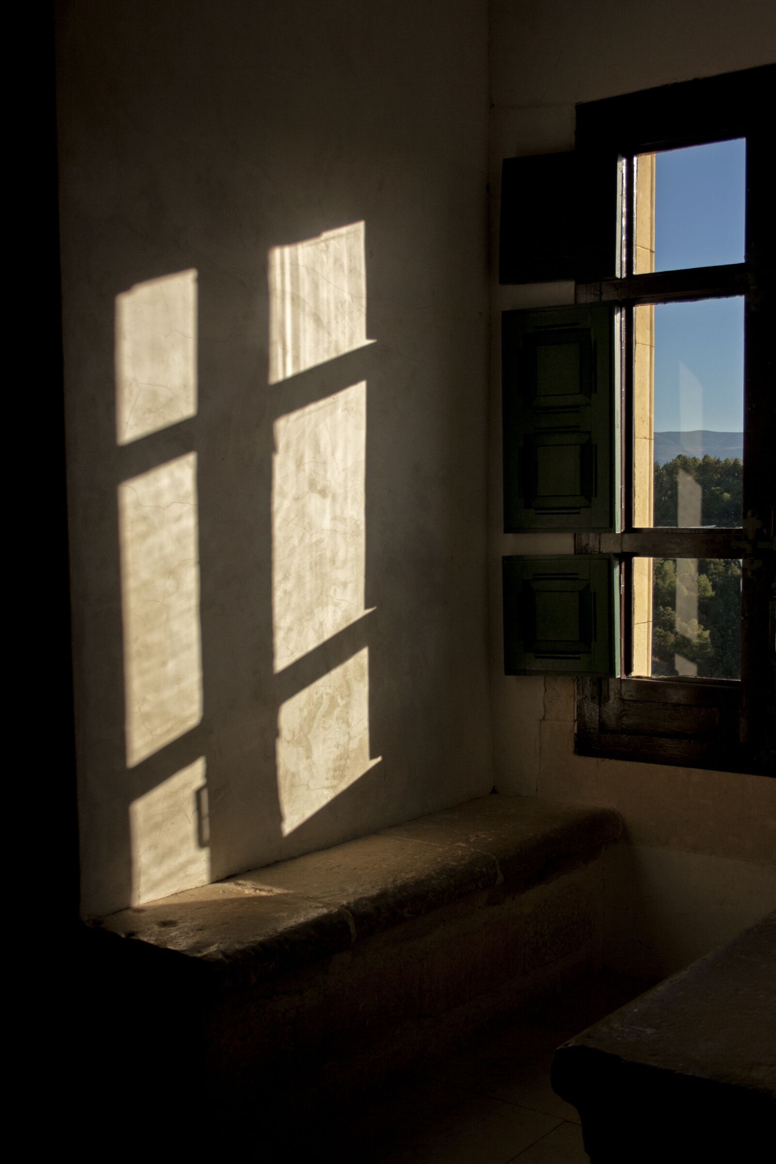 Canon EF-S 18-55mm F3.5-5.6 II sample photo. Window, sky, field photography