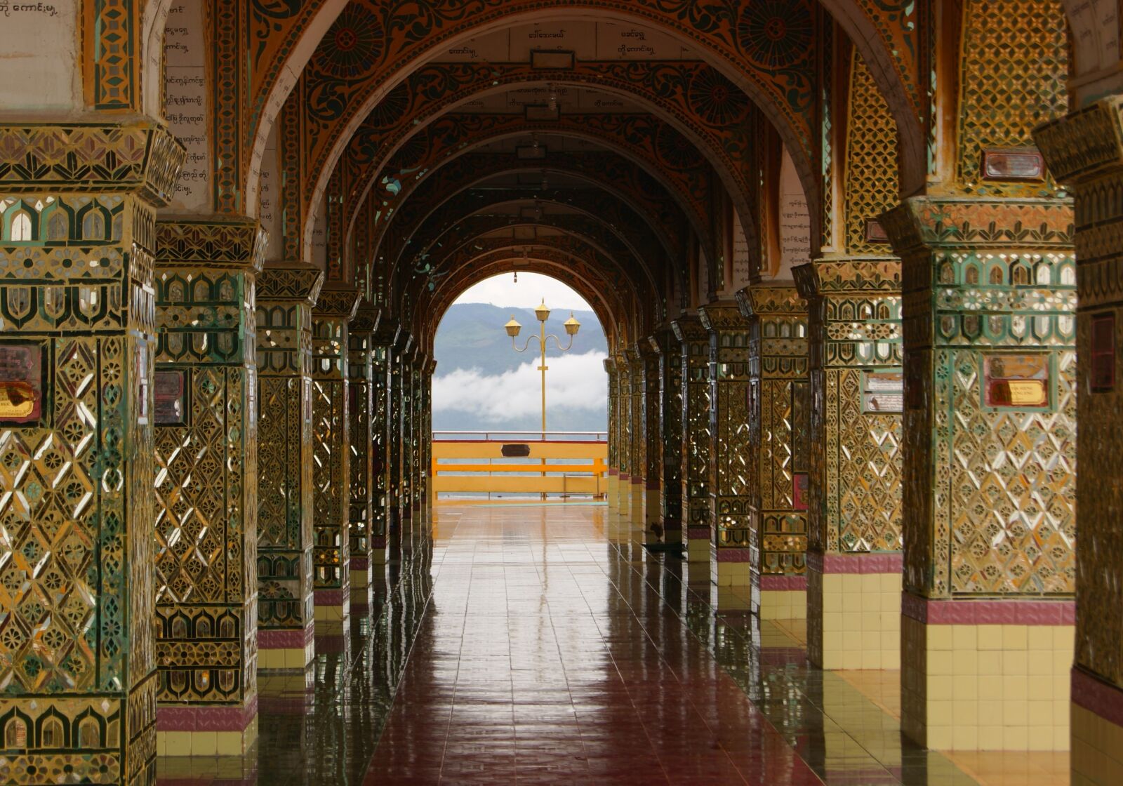 Sony Alpha DSLR-A230 sample photo. Buddhism, monastery, arch photography