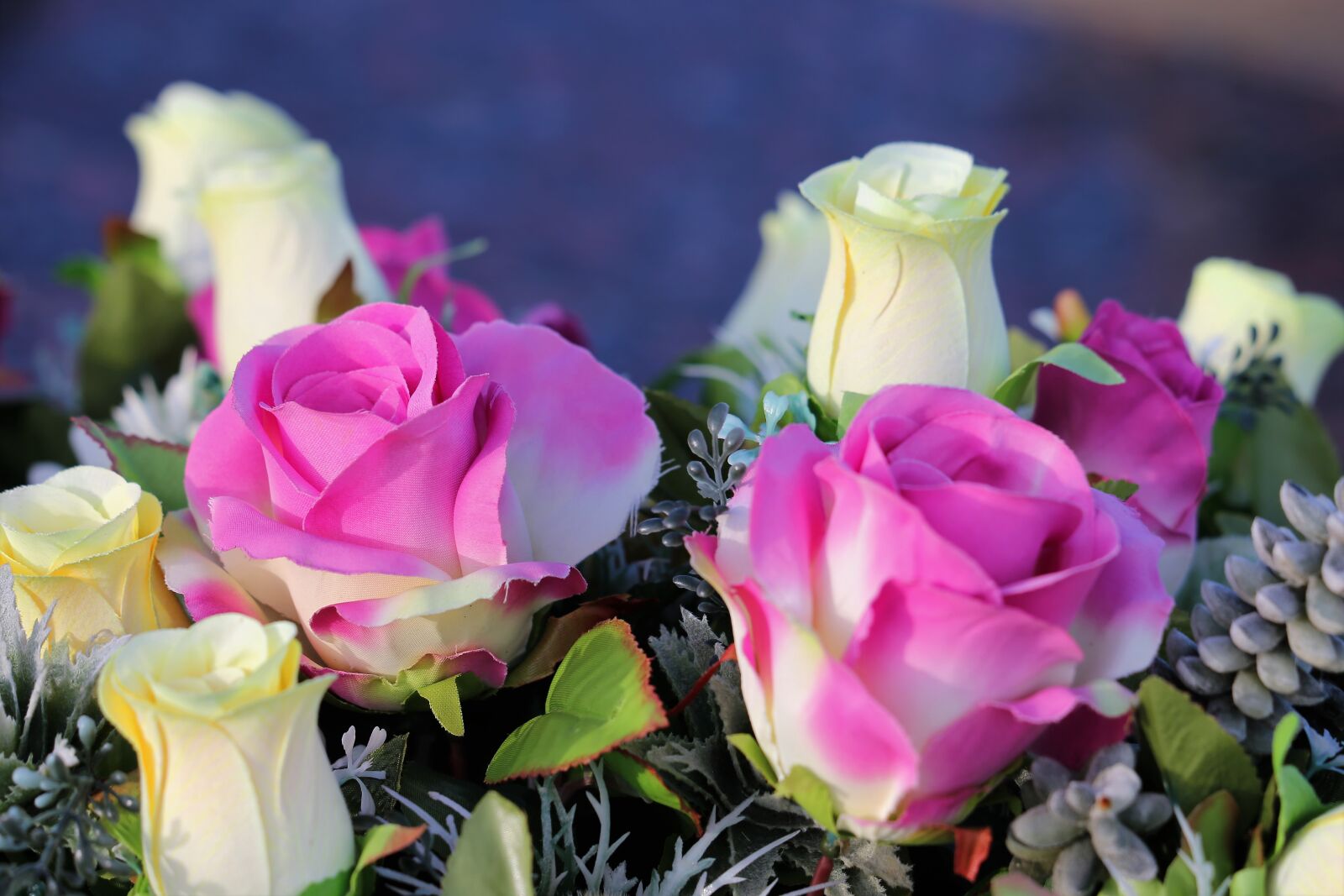 Canon EOS 6D + Canon EF 70-300 F4-5.6 IS II USM sample photo. Artificial roses, pink, yellow photography