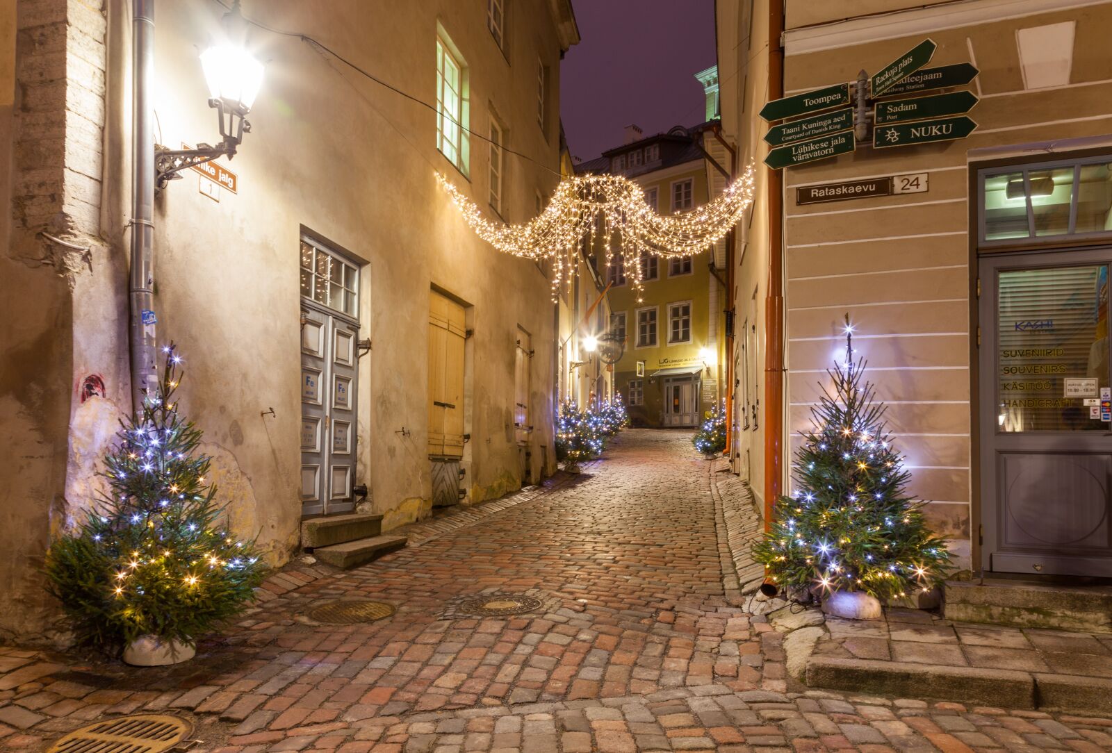 Canon EOS 5D Mark II sample photo. Tallinn, streets, lights photography