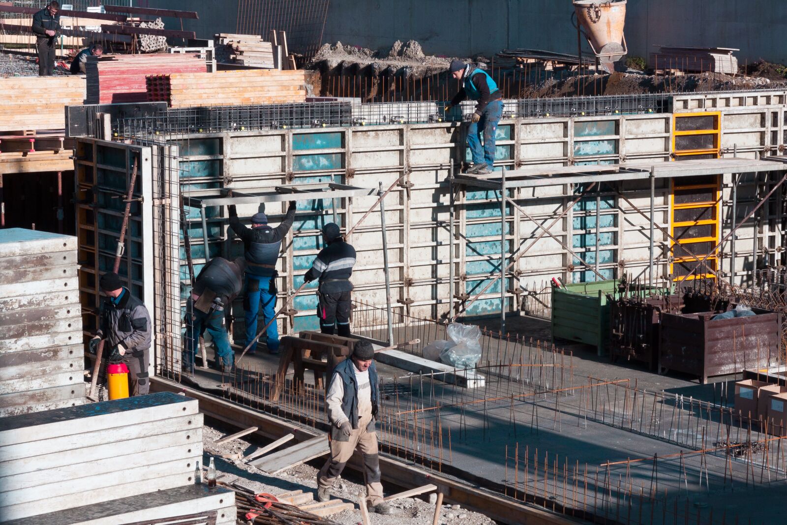 Canon EF-S 17-85mm F4-5.6 IS USM sample photo. Site, construction workers, reinforcement photography