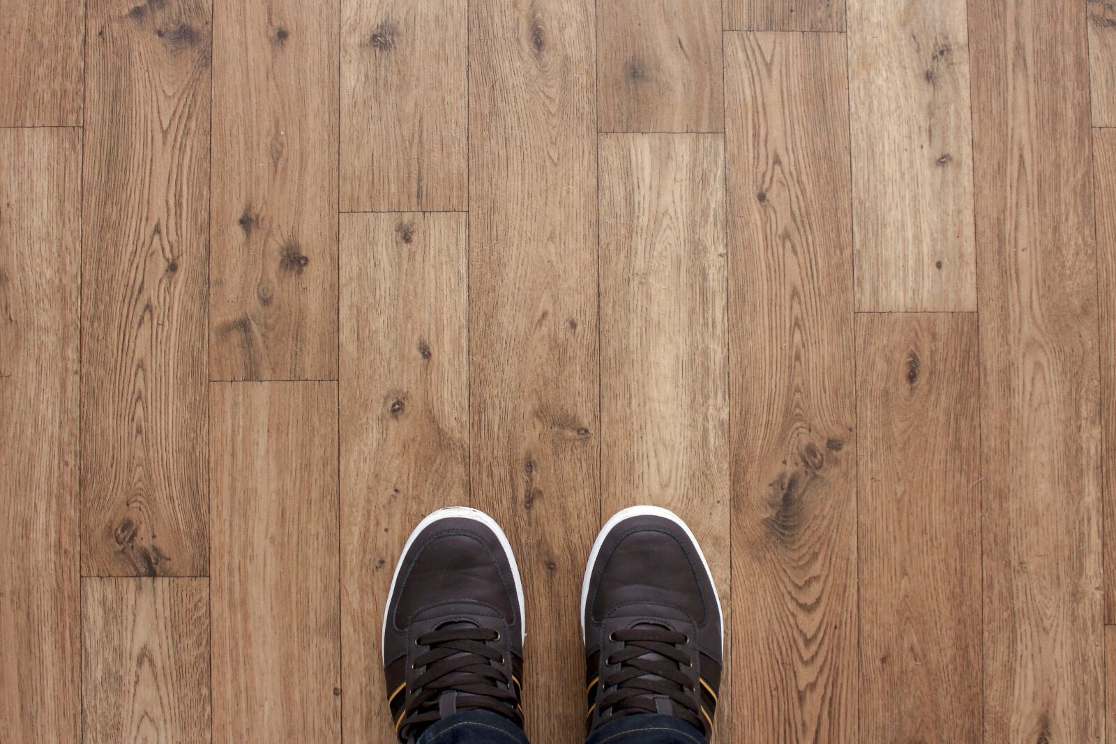 Canon EOS 550D (EOS Rebel T2i / EOS Kiss X4) sample photo. Wood, floor, wooden, shoe photography