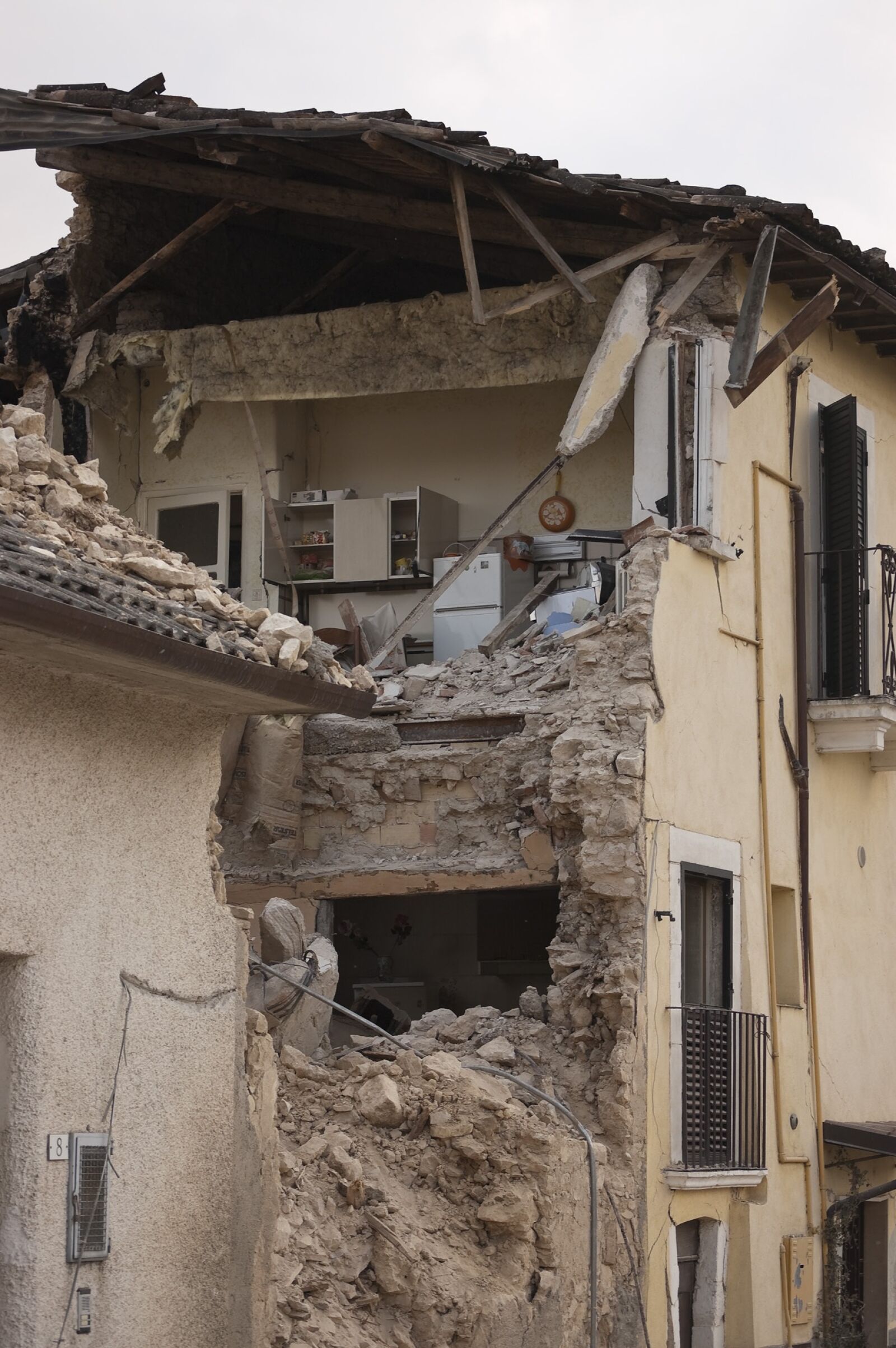 Nikon D70 sample photo. Earthquake, rubble, collapse photography