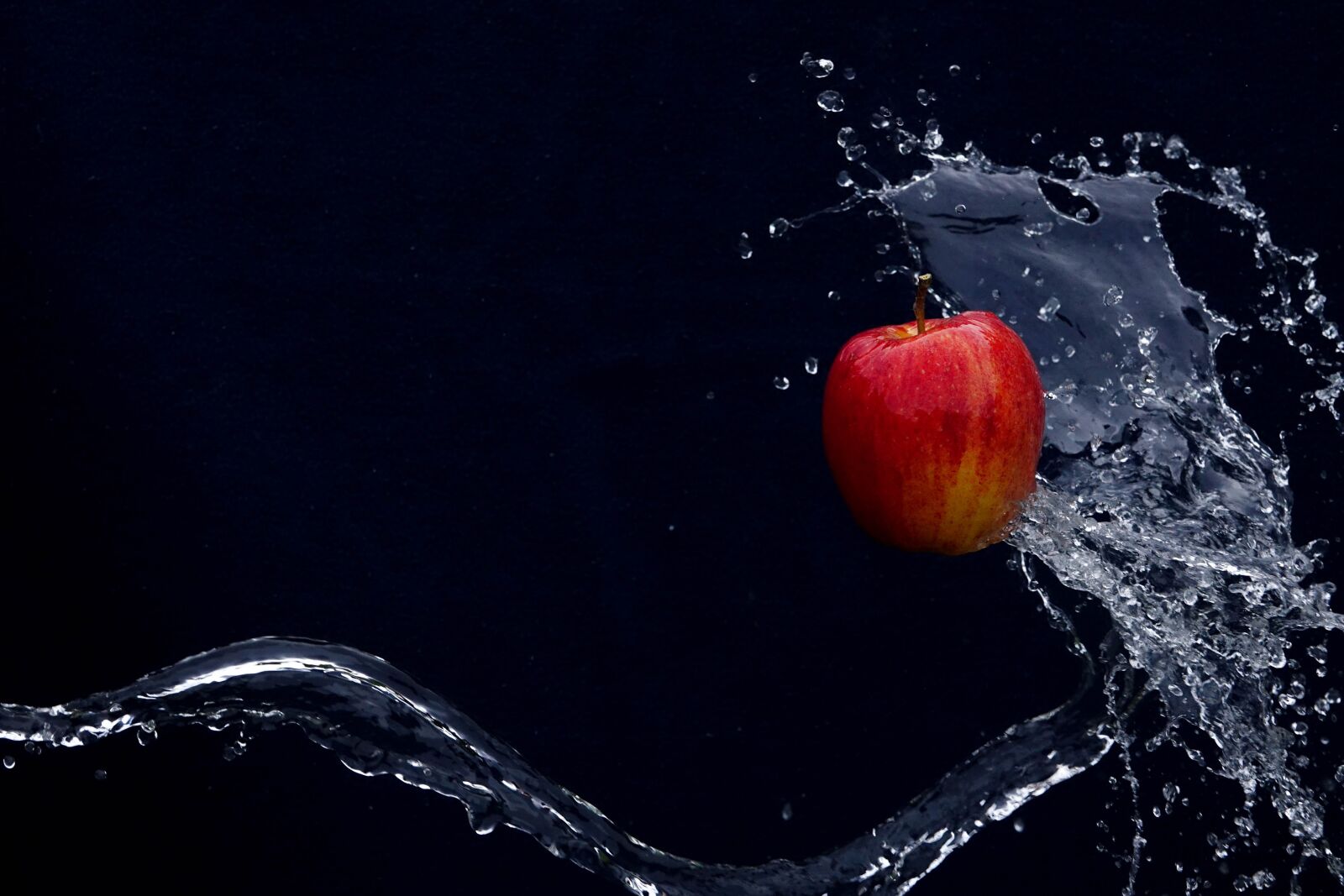 Sony Cyber-shot DSC-RX10 III sample photo. Apple, fruit, sparkling photography