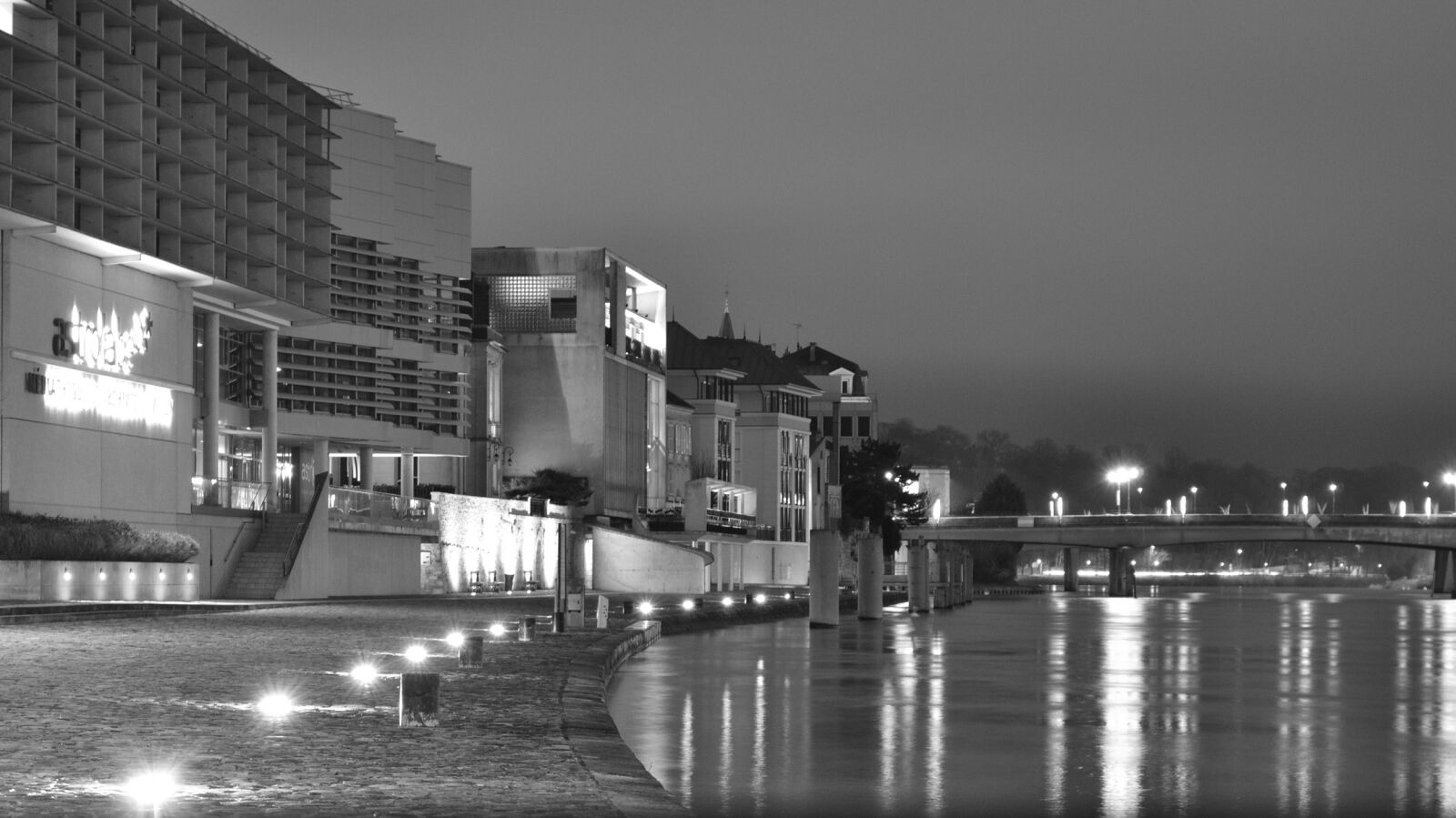 Nikon D3100 sample photo. Urban, night, light reflections photography