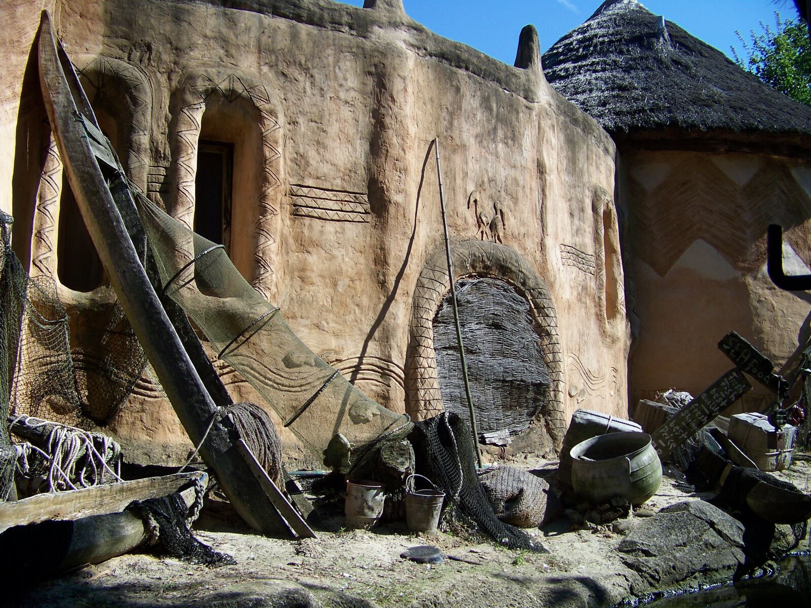 Kodak Z712 IS ZOOM DIGITAL CAMERA sample photo. Mud hut, hut, desert photography