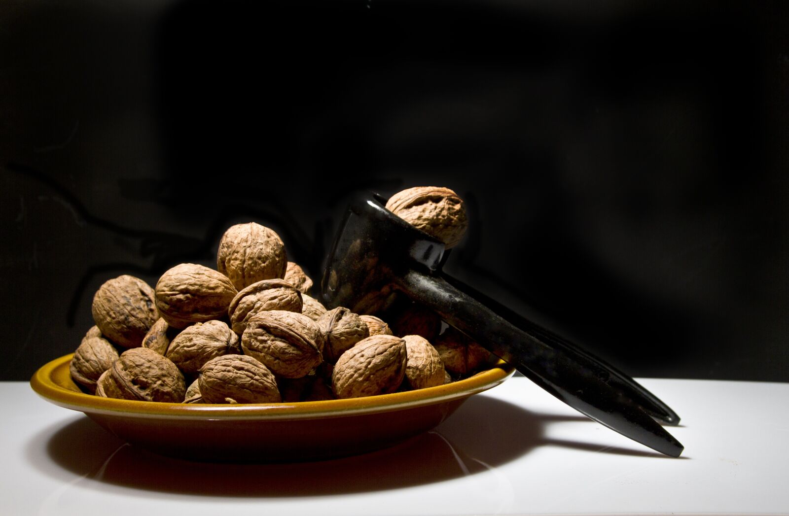 Canon EOS 7D sample photo. Russians, nuts, plate photography