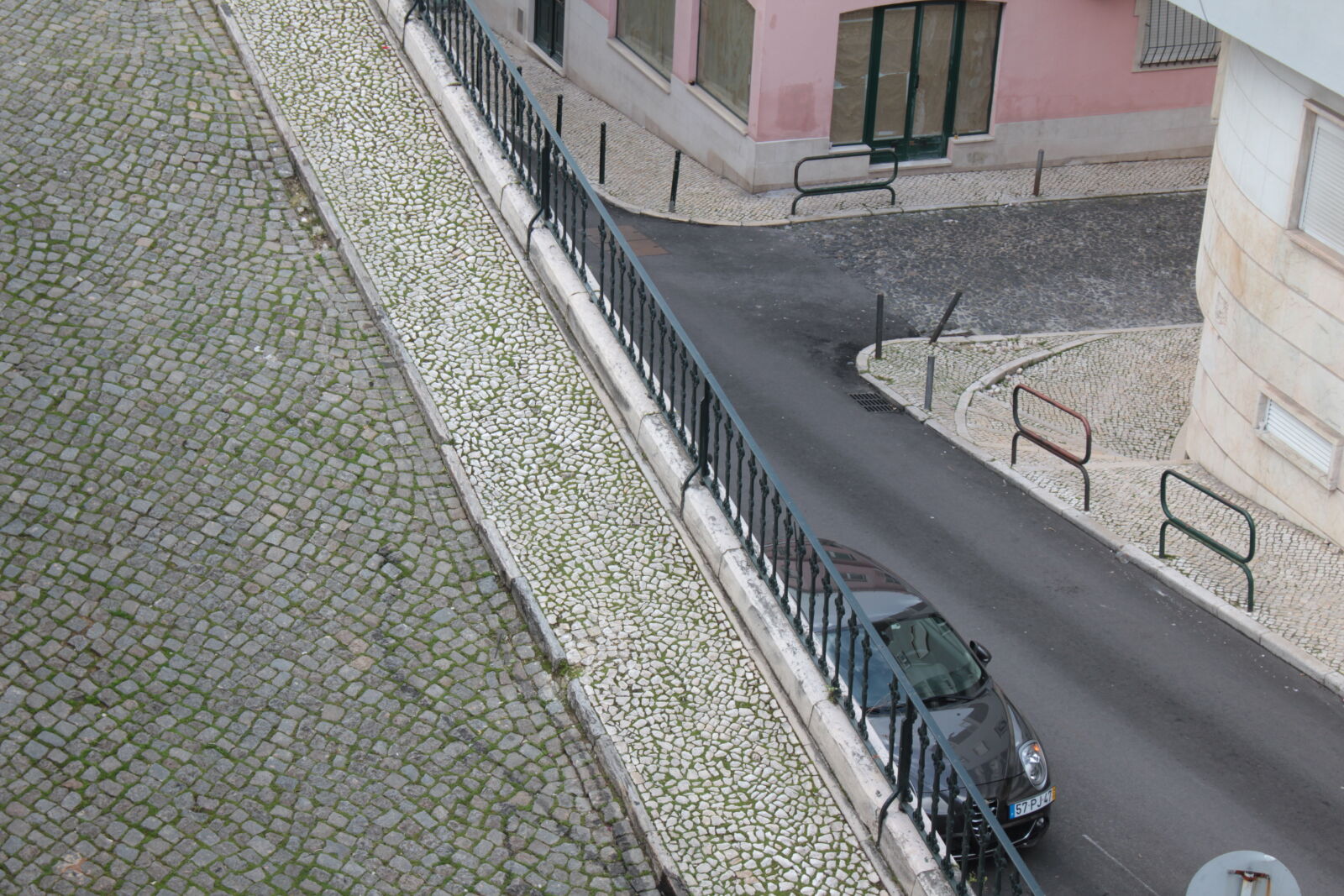 Canon EOS 550D (EOS Rebel T2i / EOS Kiss X4) sample photo. Cobblestone, street photography