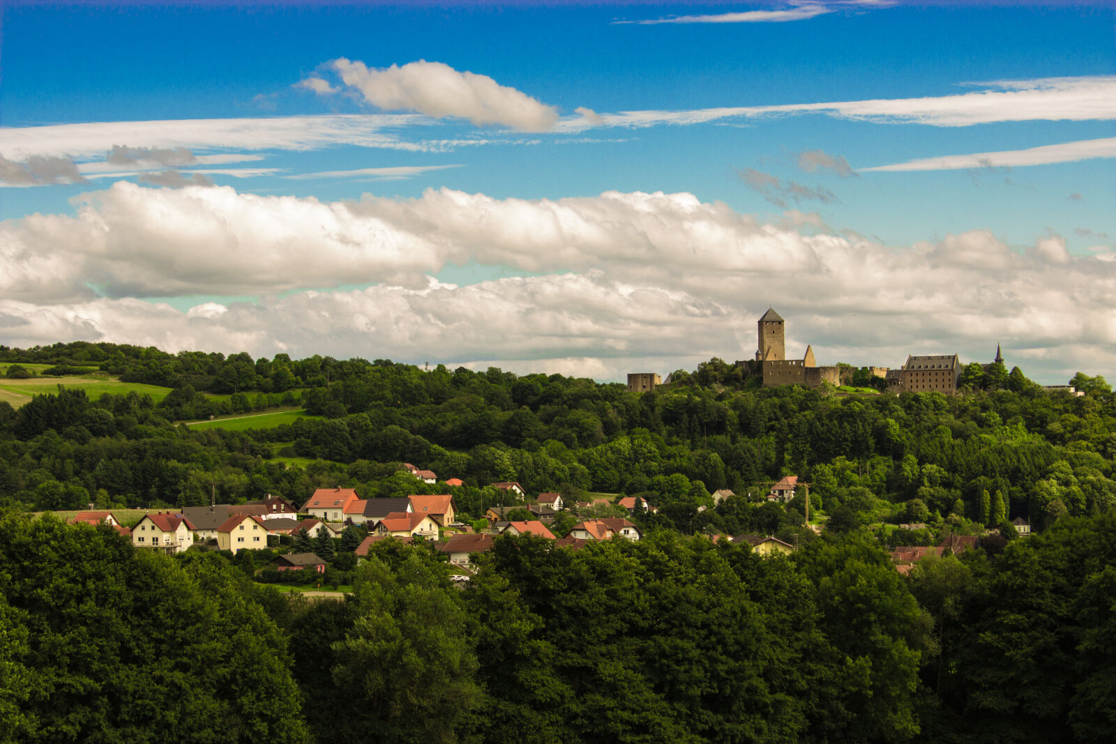 Canon EOS 600D (Rebel EOS T3i / EOS Kiss X5) sample photo. Castle, clouds, country, side photography