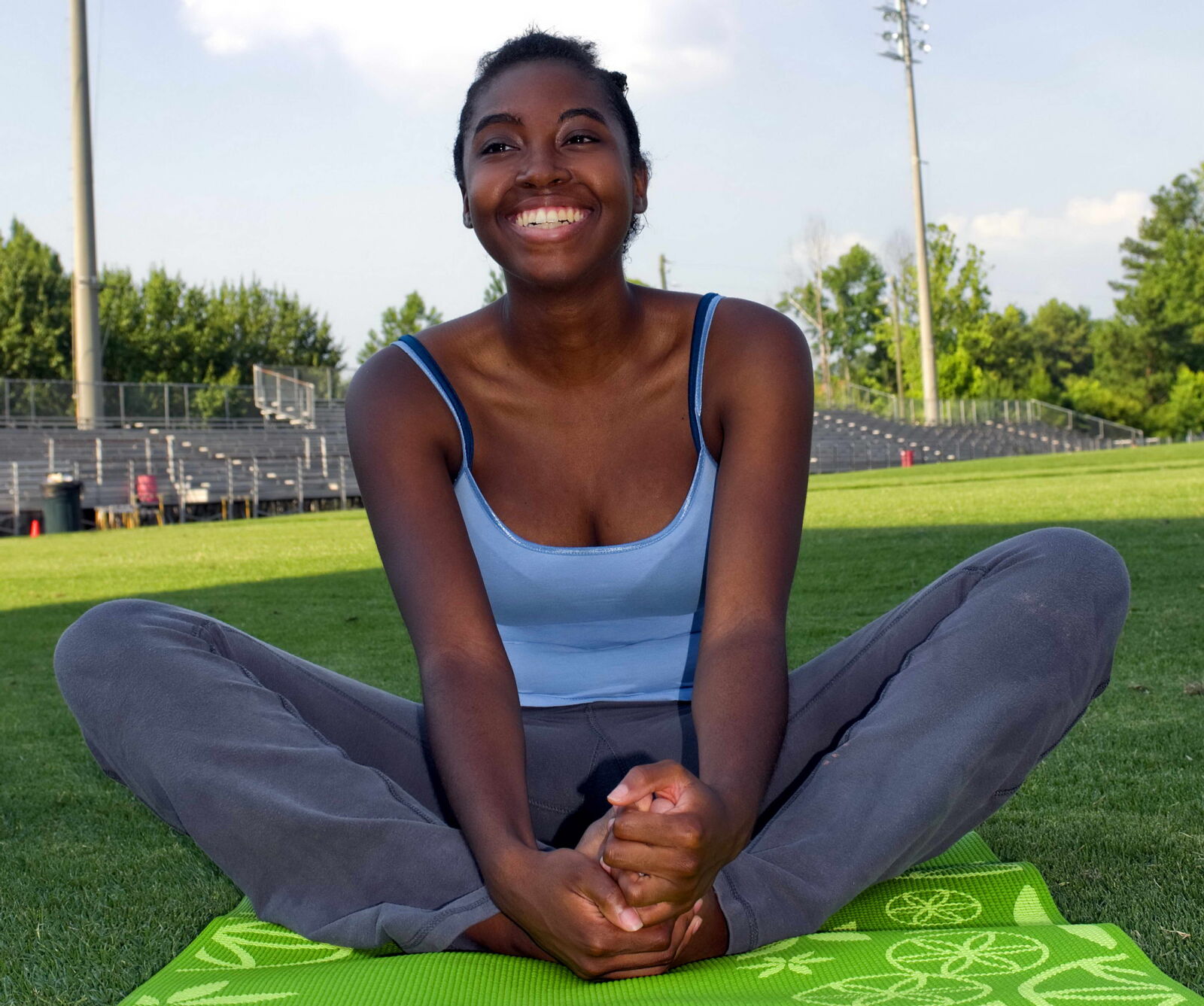 Nikon D300 sample photo. Woman, sitting, bright green photography