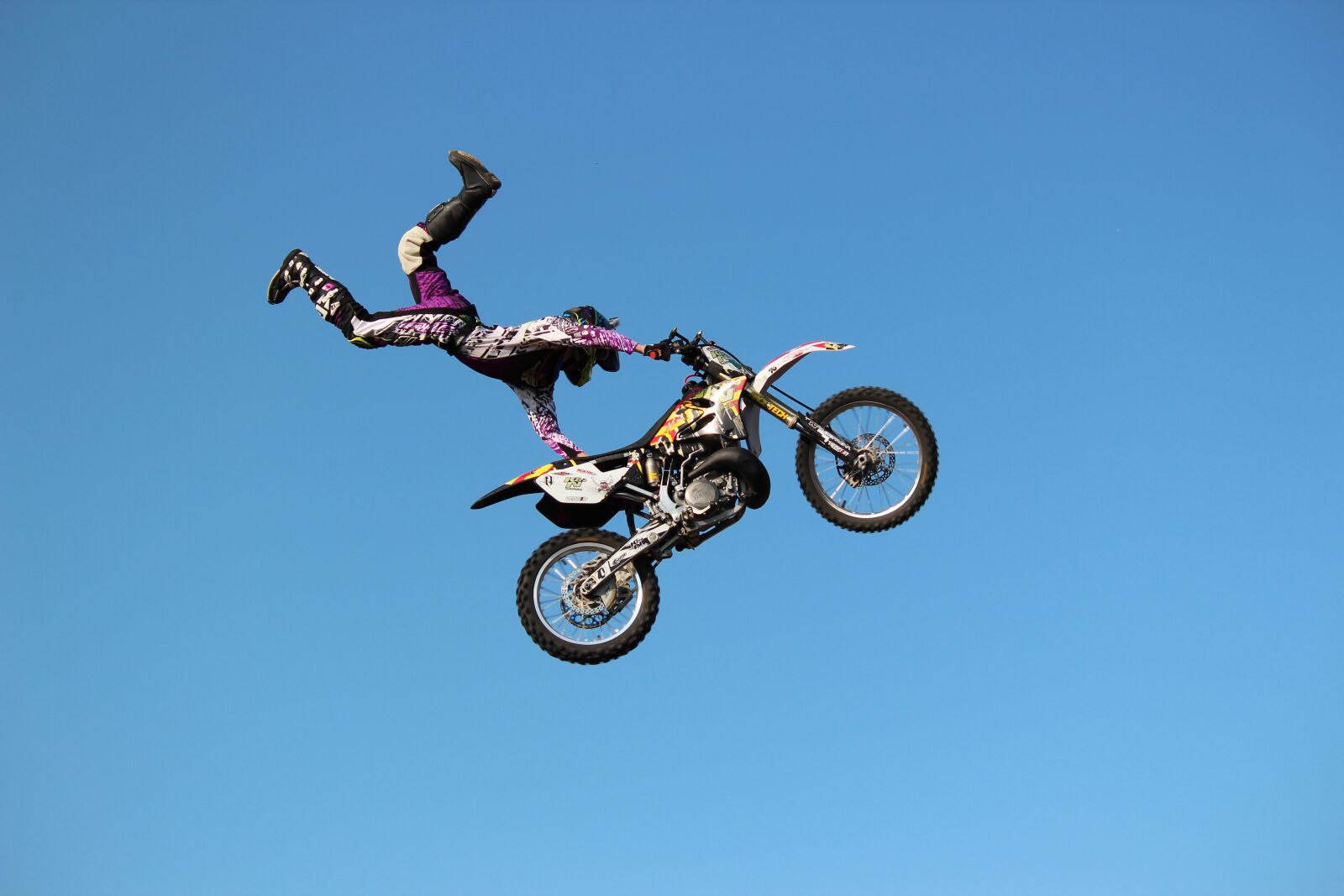 Canon EOS 600D (Rebel EOS T3i / EOS Kiss X5) sample photo. Motorcycle, sky, stunt photography