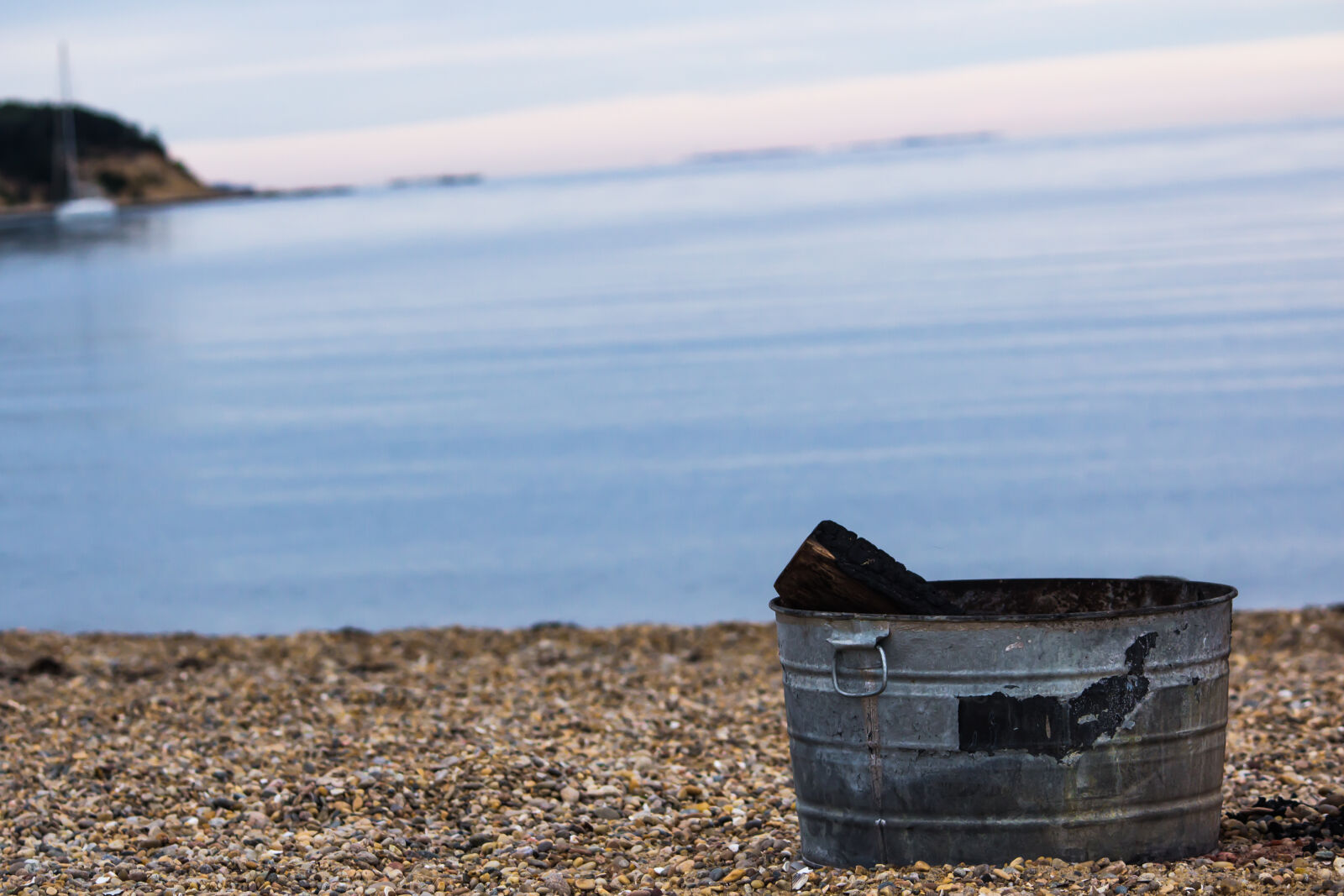Canon EOS 600D (Rebel EOS T3i / EOS Kiss X5) sample photo. Beach, bucket, fire photography
