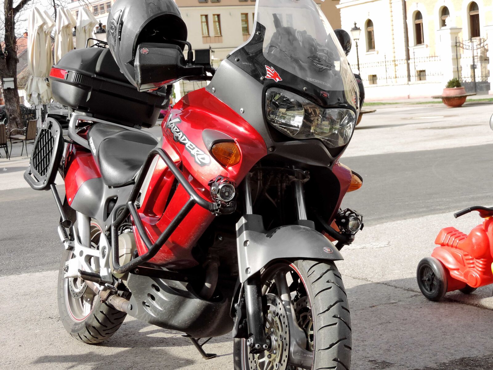 Nikon Coolpix P520 sample photo. Luxury, motorcycle, parking lot photography