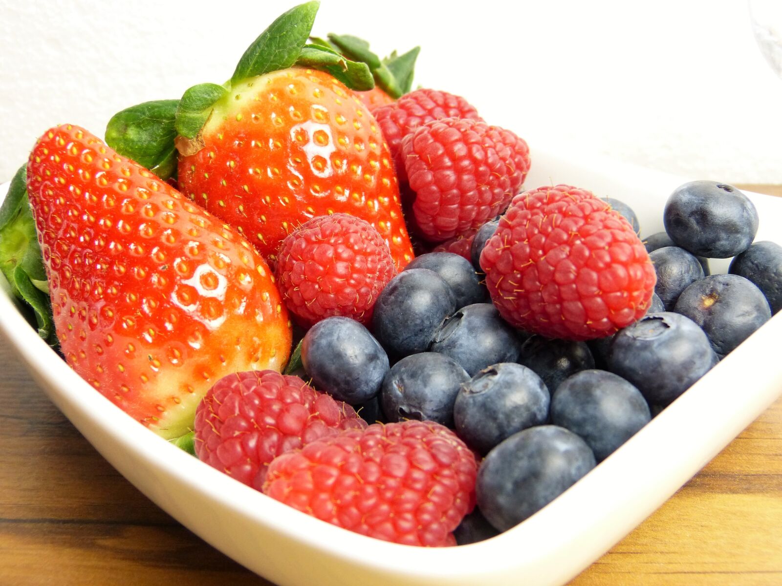 Panasonic Lumix DMC-FZ150 sample photo. Fruit, fresh, strawberries photography