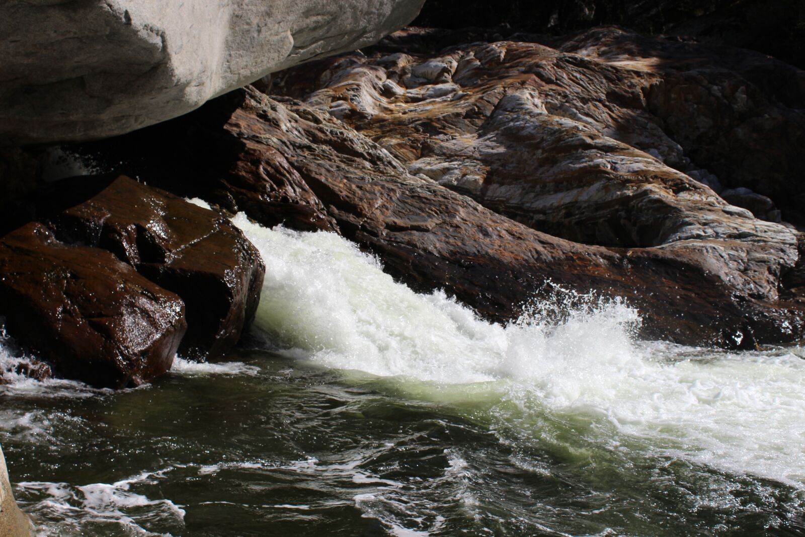 Canon EOS 600D (Rebel EOS T3i / EOS Kiss X5) sample photo. Water, rocks, scenic photography