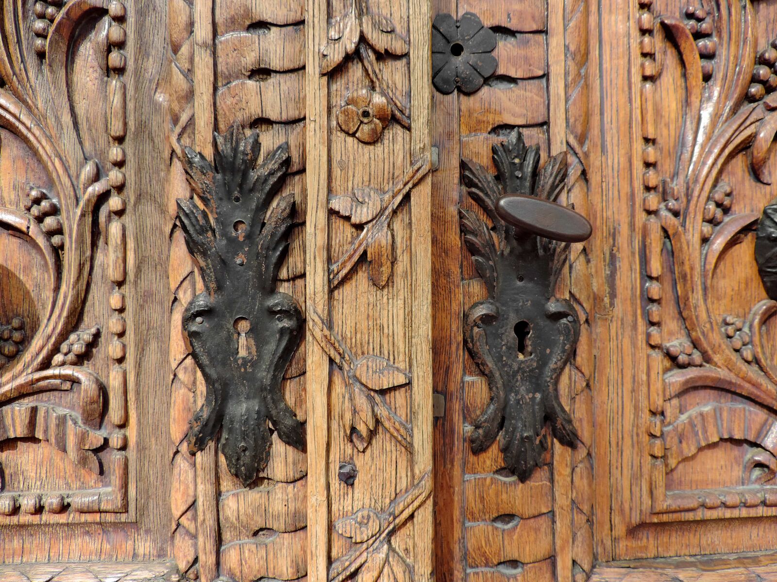 Nikon Coolpix P520 sample photo. Cast iron, front door photography