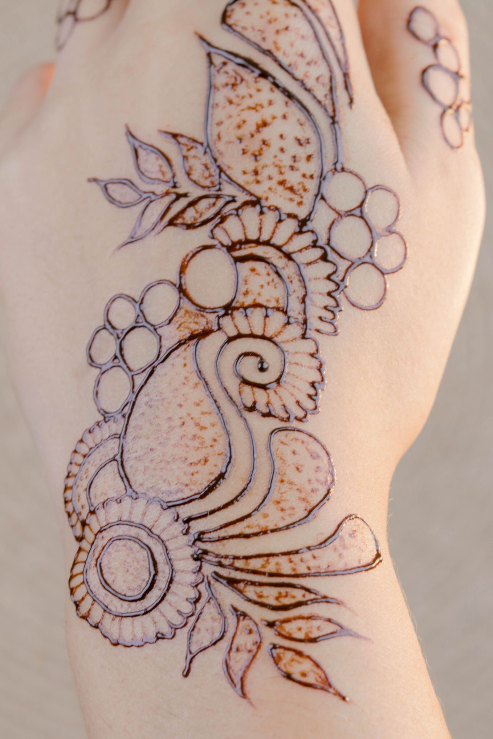 Canon EOS 80D + Canon EF 50mm F1.8 STM sample photo. Henna, hands, mehendi photography