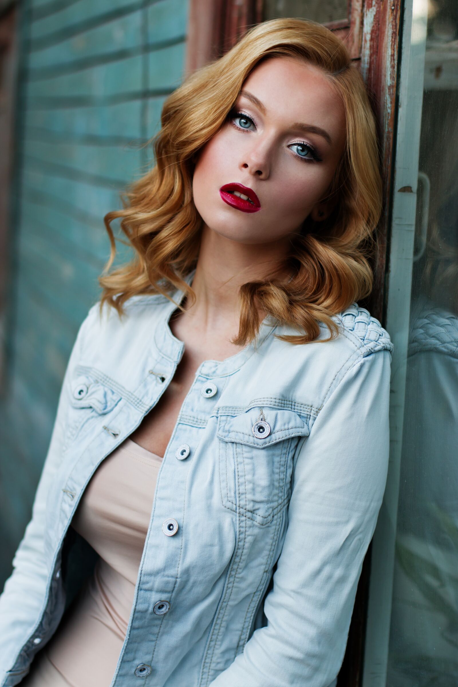 Canon EOS 70D + Canon EF 50mm F1.4 USM sample photo. Girl, red hair, makeup photography