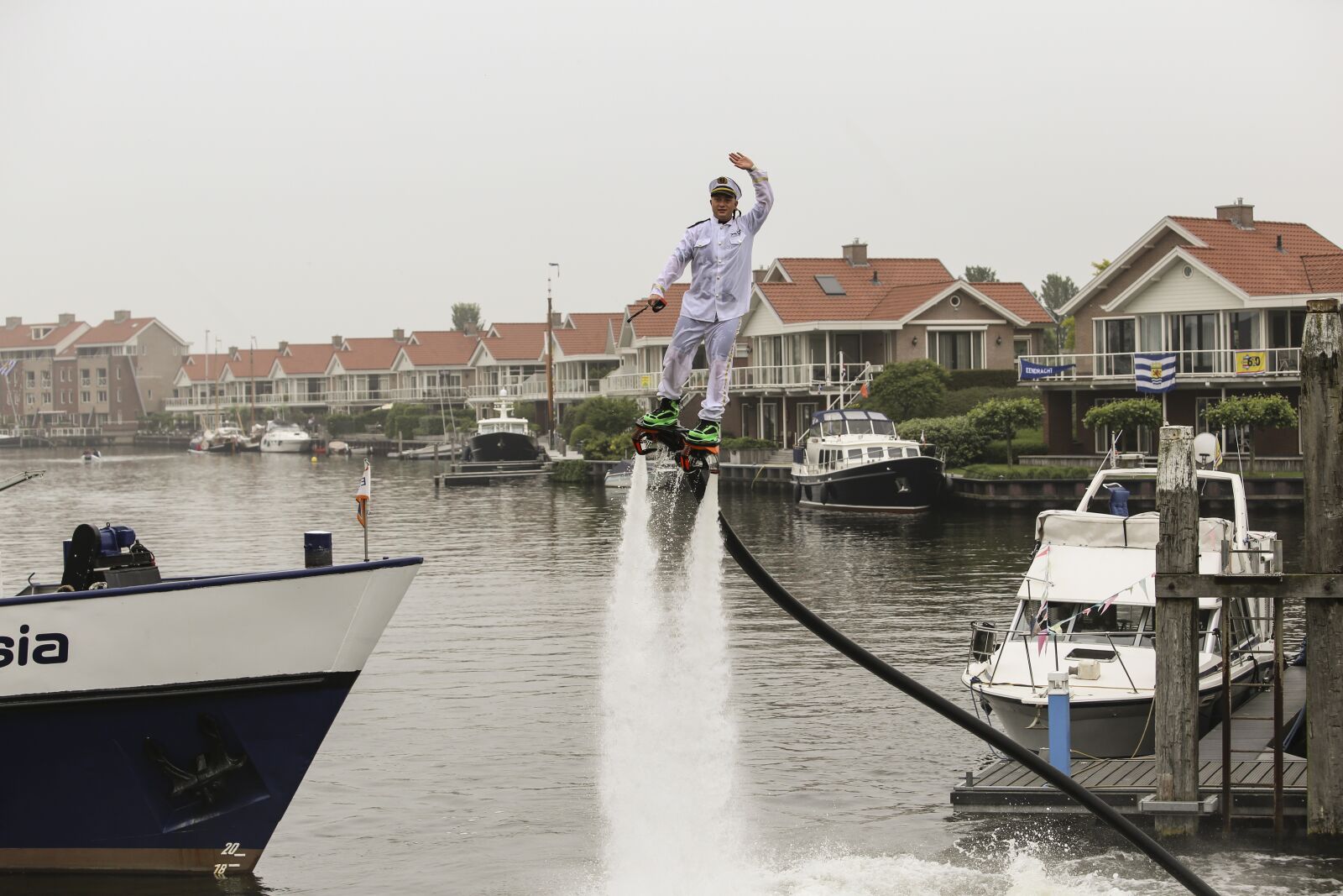 Canon EOS 6D + Canon EF 70-200mm F2.8L IS USM sample photo. Tholen, port day, flyboard photography