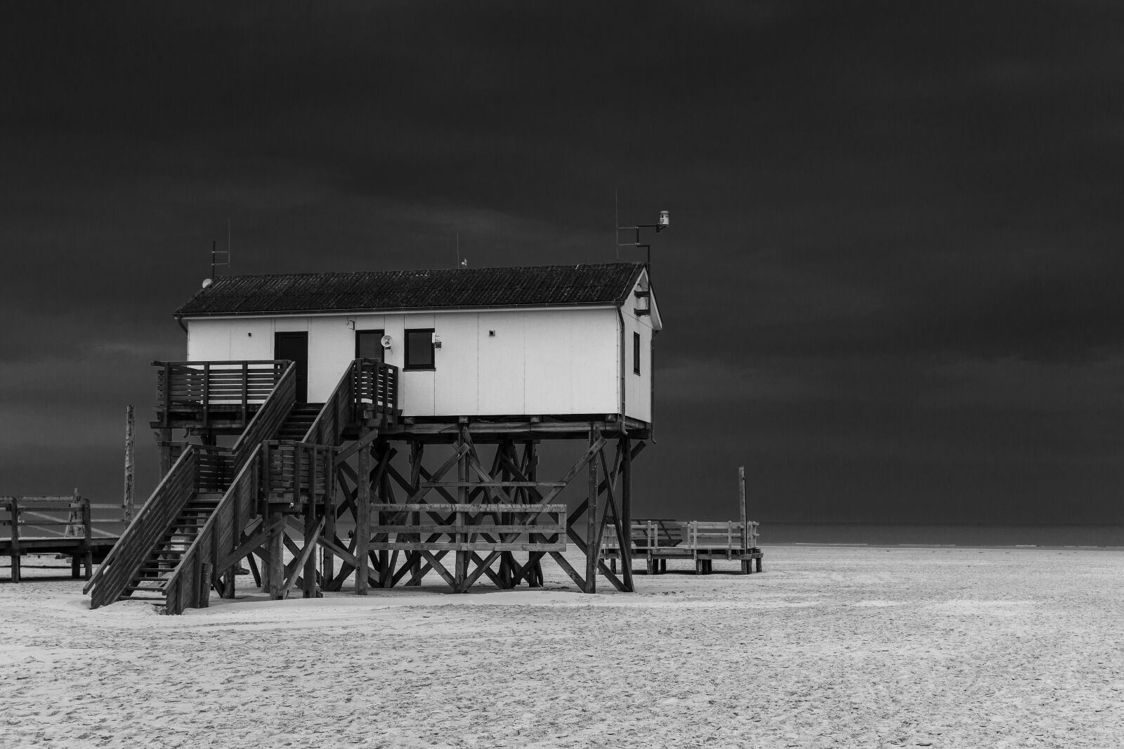 Canon EOS 700D (EOS Rebel T5i / EOS Kiss X7i) sample photo. Stilt house, beach, sand photography