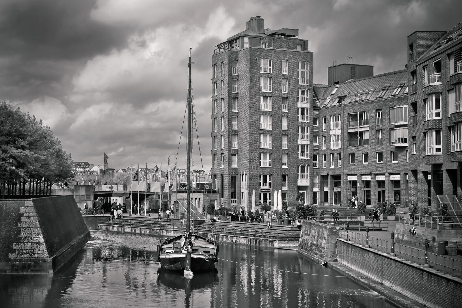 Olympus OM-D E-M10 sample photo. Waters, city, architecture photography