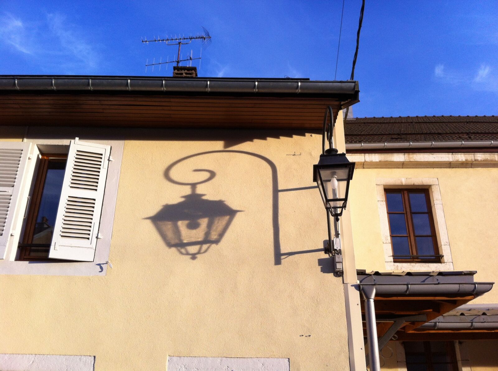 Apple iPhone 4 sample photo. Lantern, shadow, street photography