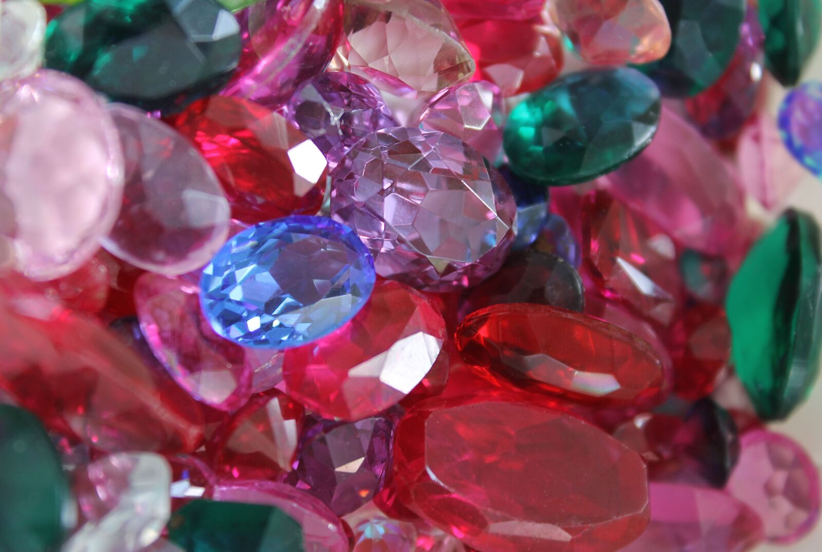 Canon EOS 1100D (EOS Rebel T3 / EOS Kiss X50) sample photo. Gems, jewelry, rubies photography