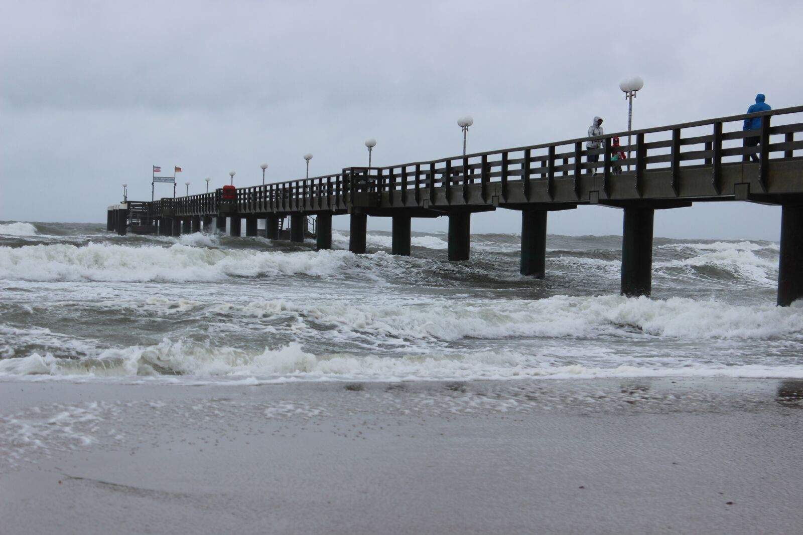 Canon EOS 600D (Rebel EOS T3i / EOS Kiss X5) sample photo. Sea, sea bridge, forward photography