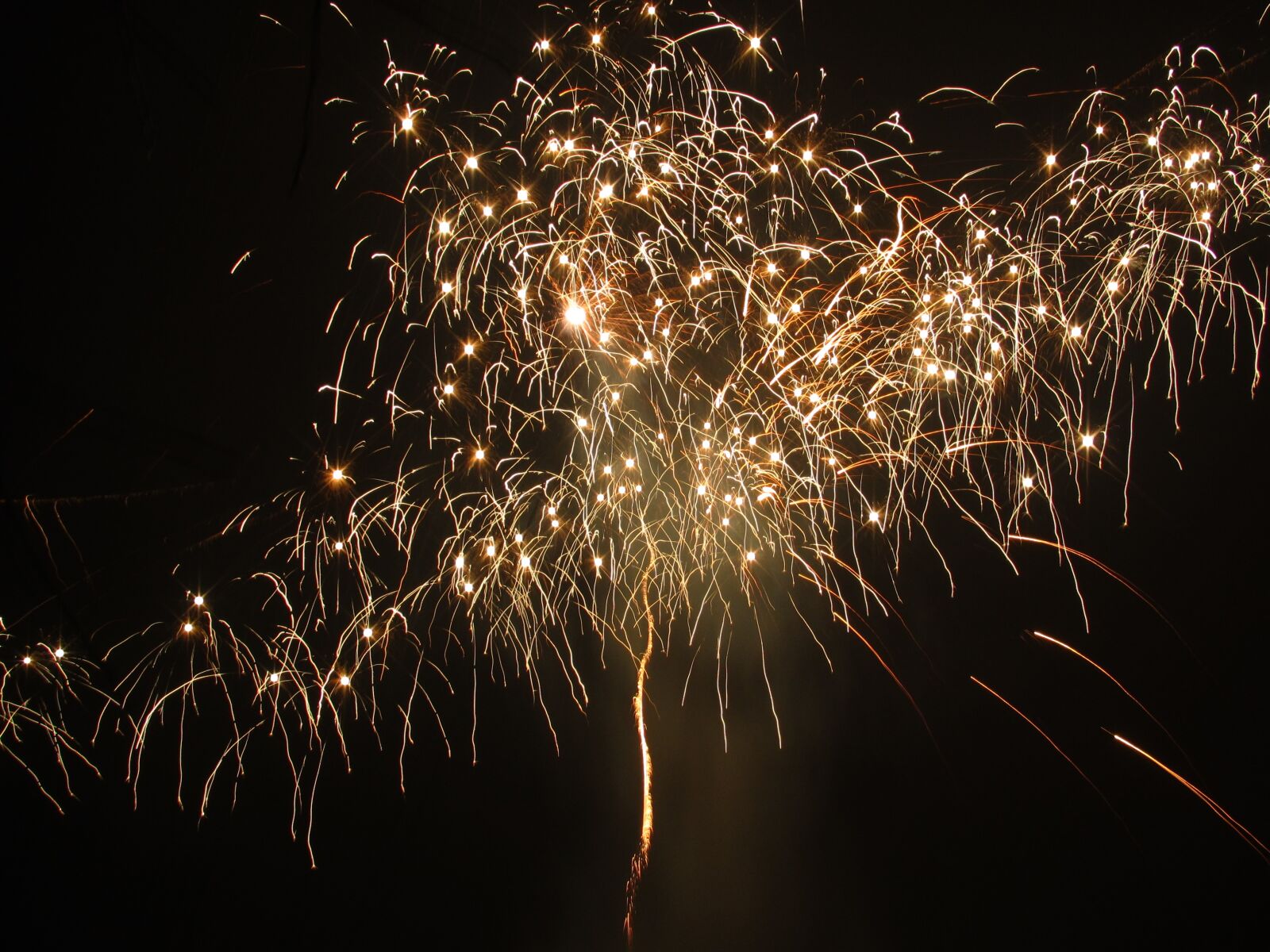 Canon PowerShot SD4500 IS (IXUS 1000 HS / IXY 50S) sample photo. Rocket, crackle effects, fireworks photography