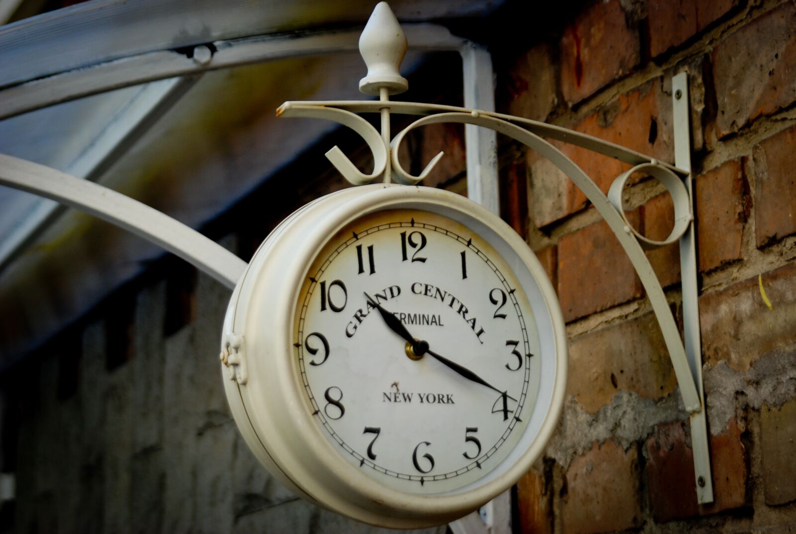 Nikon D80 sample photo. Street, clock, arrows photography