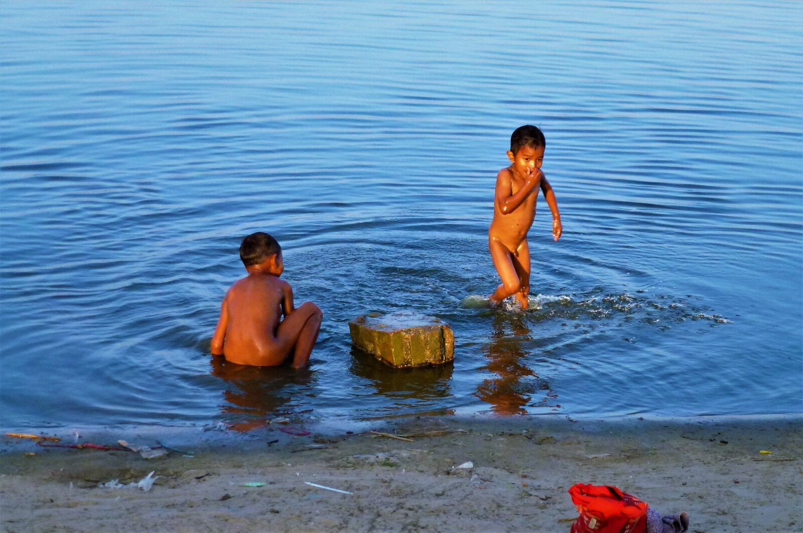 Panasonic Lumix DMC-ZS10 (Lumix DMC-TZ20 / Lumix DMC-TZ22) sample photo. Burma, bath, child photography