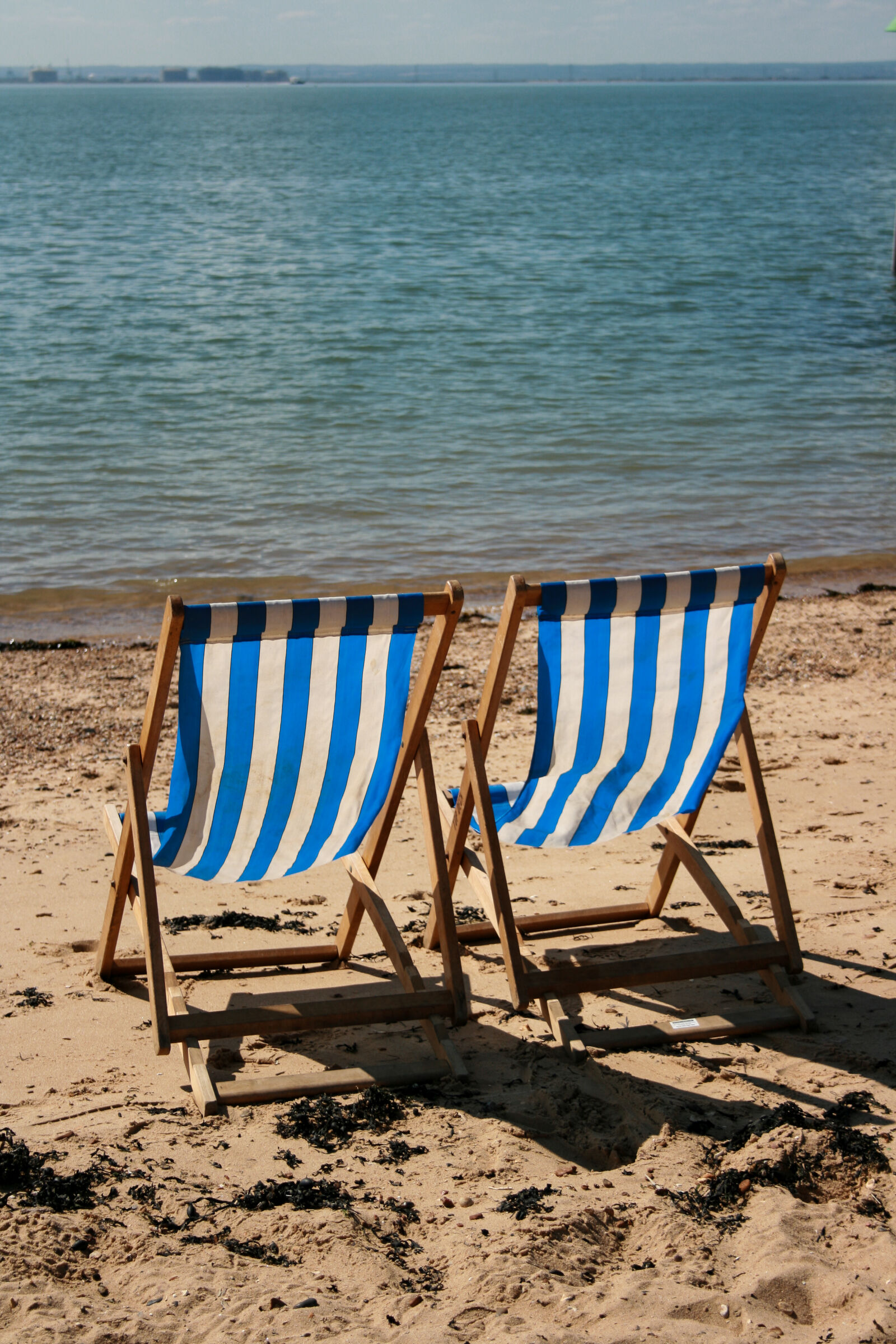 Canon EF-S 18-55mm F3.5-5.6 II sample photo. Beach, deckchairs, sand, sea photography