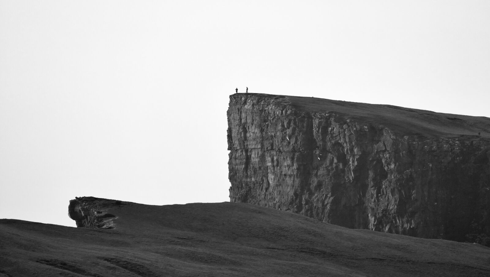Panasonic Lumix DMC-FZ1000 sample photo. Cliff, faroe islands, lonely photography