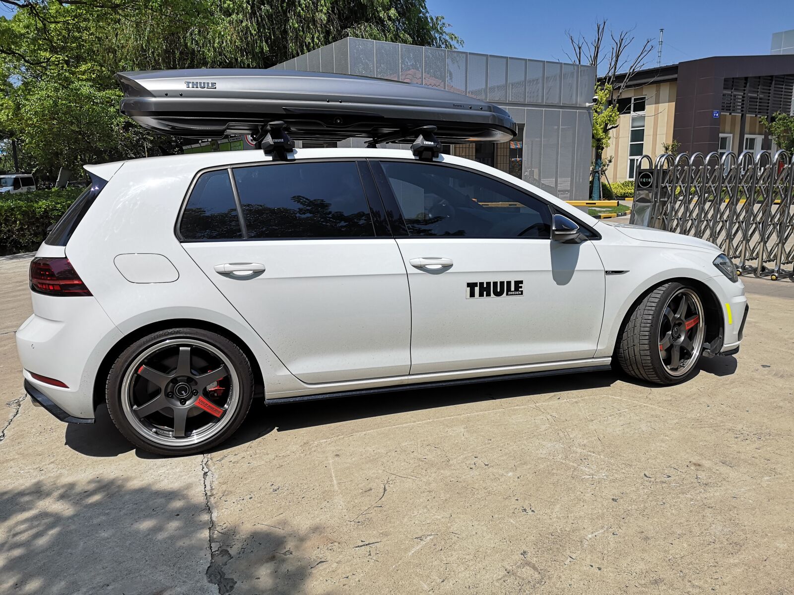 HUAWEI P20 sample photo. Thule, modified cars, roof photography