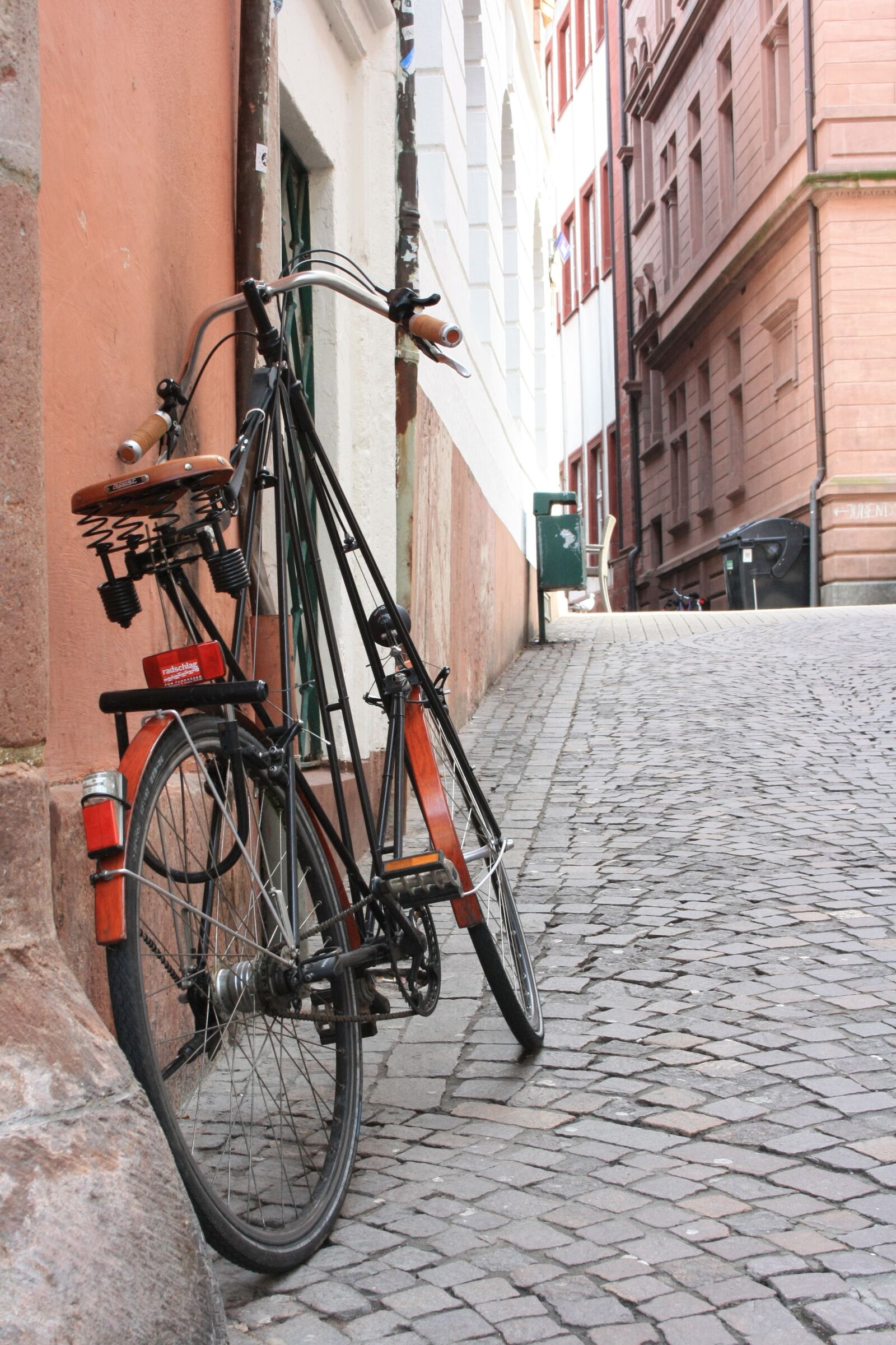 Canon EOS 1000D (EOS Digital Rebel XS / EOS Kiss F) sample photo. Urban, bike, old photography