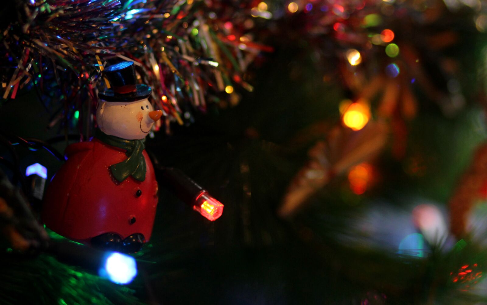 Canon EOS 700D (EOS Rebel T5i / EOS Kiss X7i) + Canon EF 85mm F1.8 USM sample photo. Snowman, decoration, winter photography