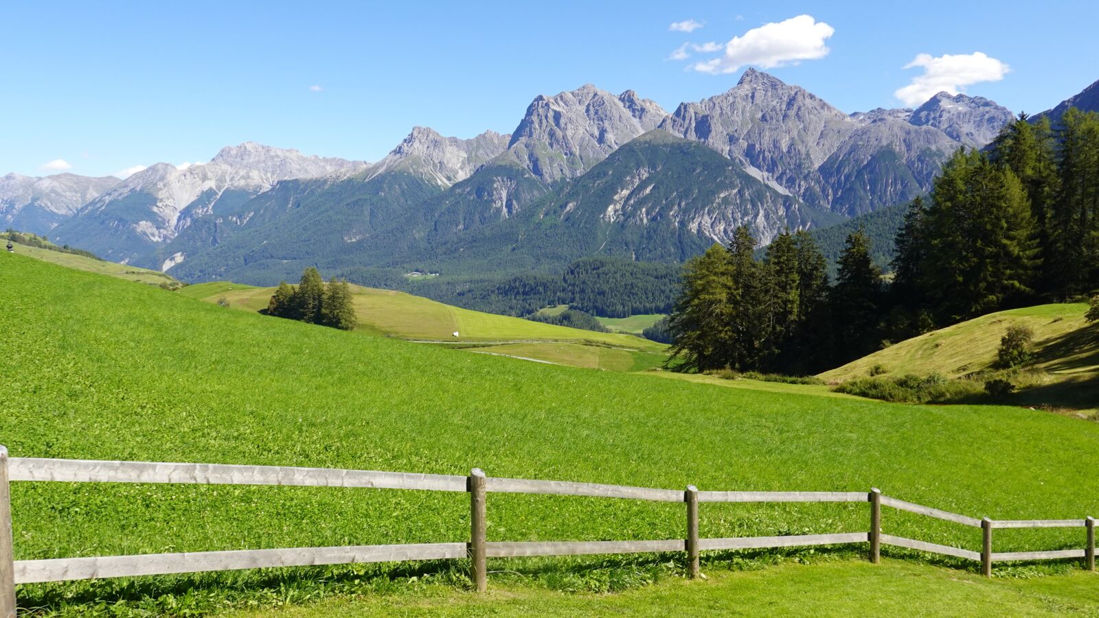 Sony DSC-RX100M7 sample photo. Mountains, meadow, grass photography