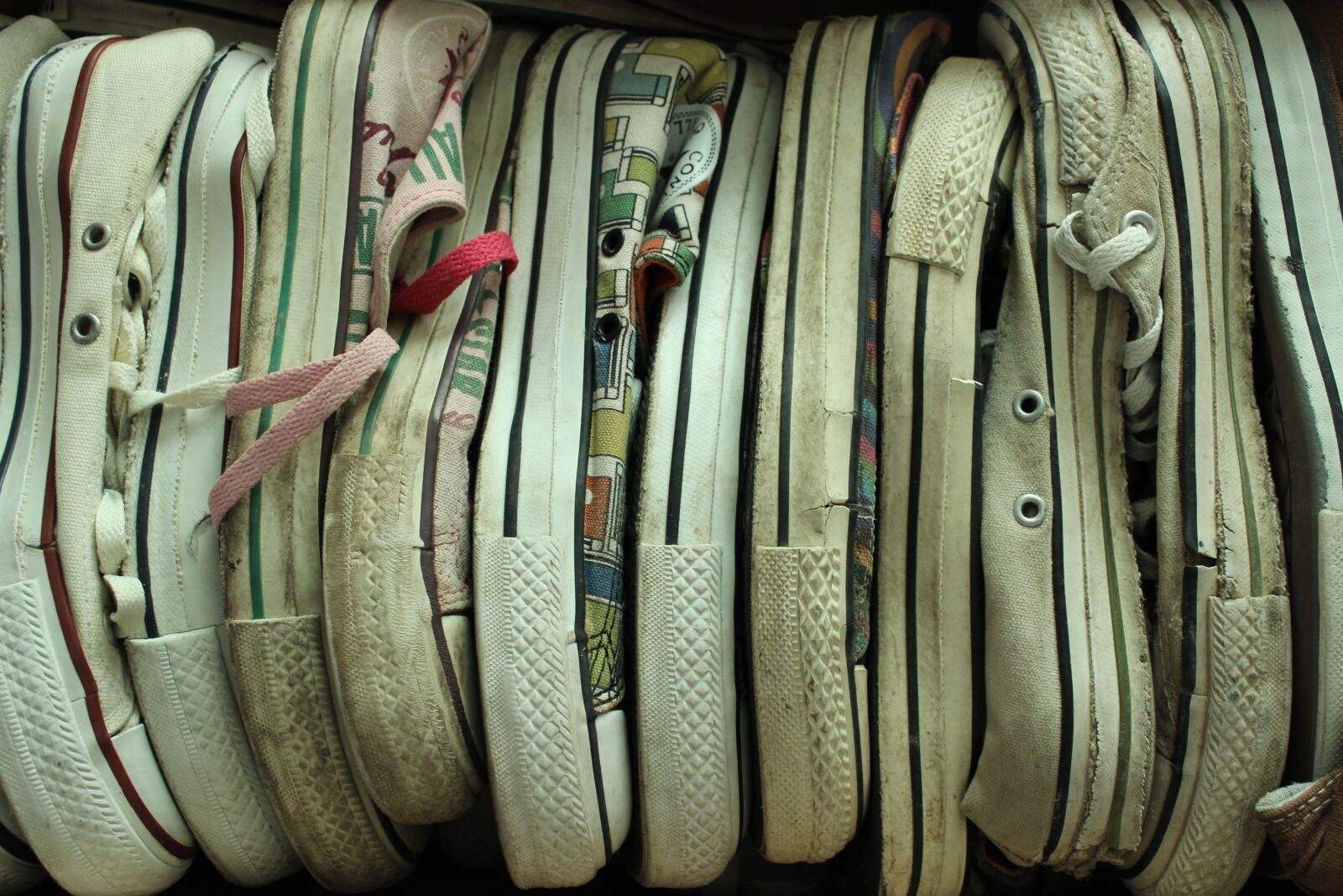 Canon EOS 600D (Rebel EOS T3i / EOS Kiss X5) sample photo. Converse, sneakers, boots photography