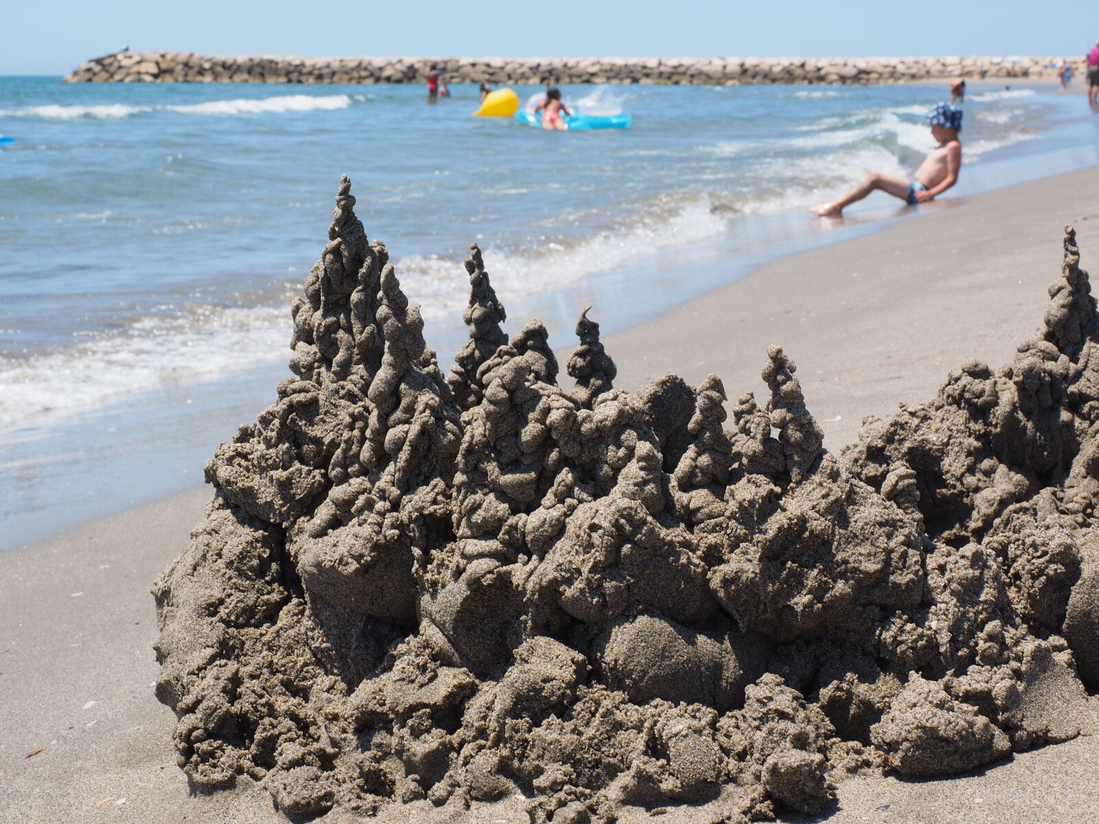 Olympus OM-D E-M1 + Olympus M.Zuiko Digital ED 12-40mm F2.8 Pro sample photo. Castle, sandburg, sea photography