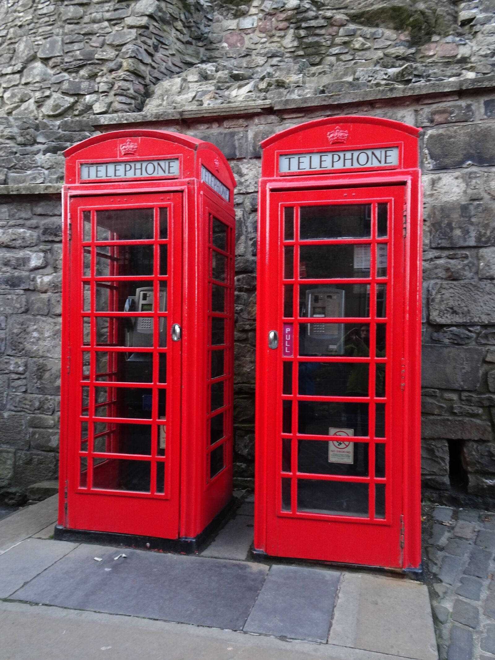 Sony Cyber-shot DSC-WX500 sample photo. Telephone booths, phone, red photography