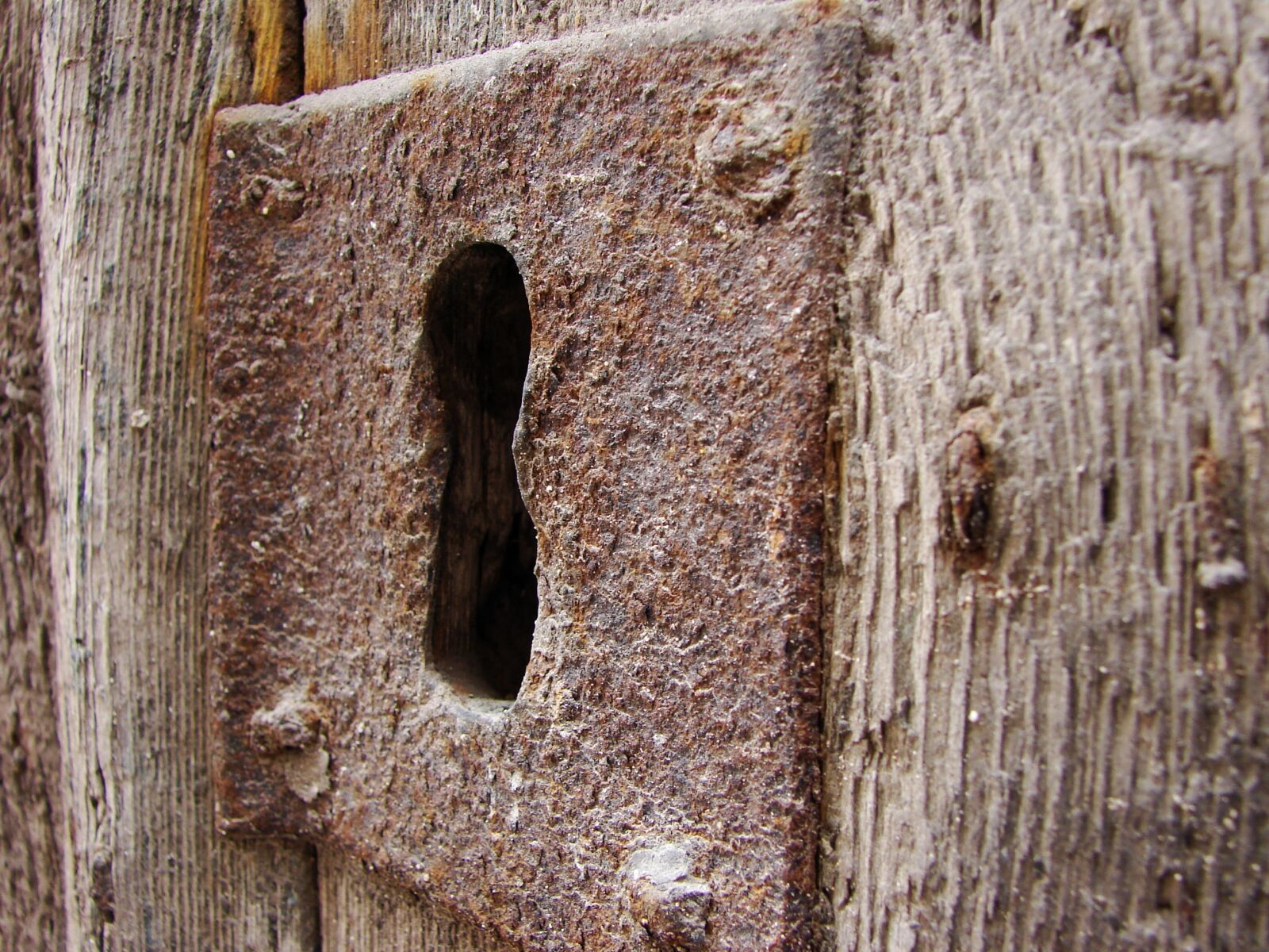 Sony DSC-H2 sample photo. Keyhole, old wood, old photography