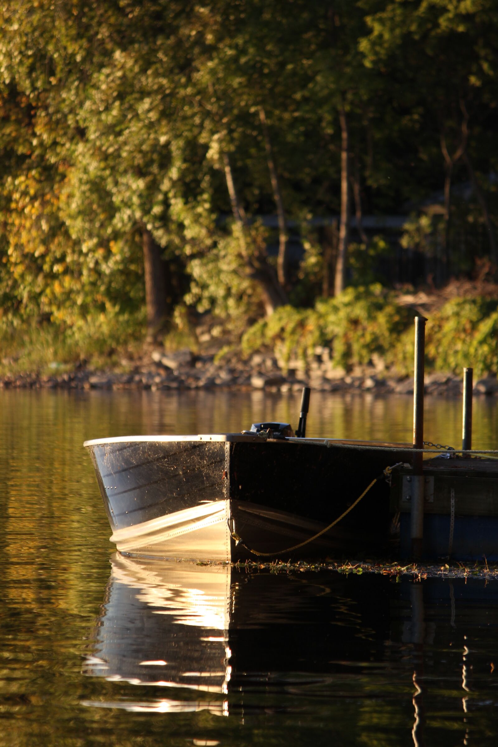 Canon EOS 600D (Rebel EOS T3i / EOS Kiss X5) sample photo. Boat, serene, water photography