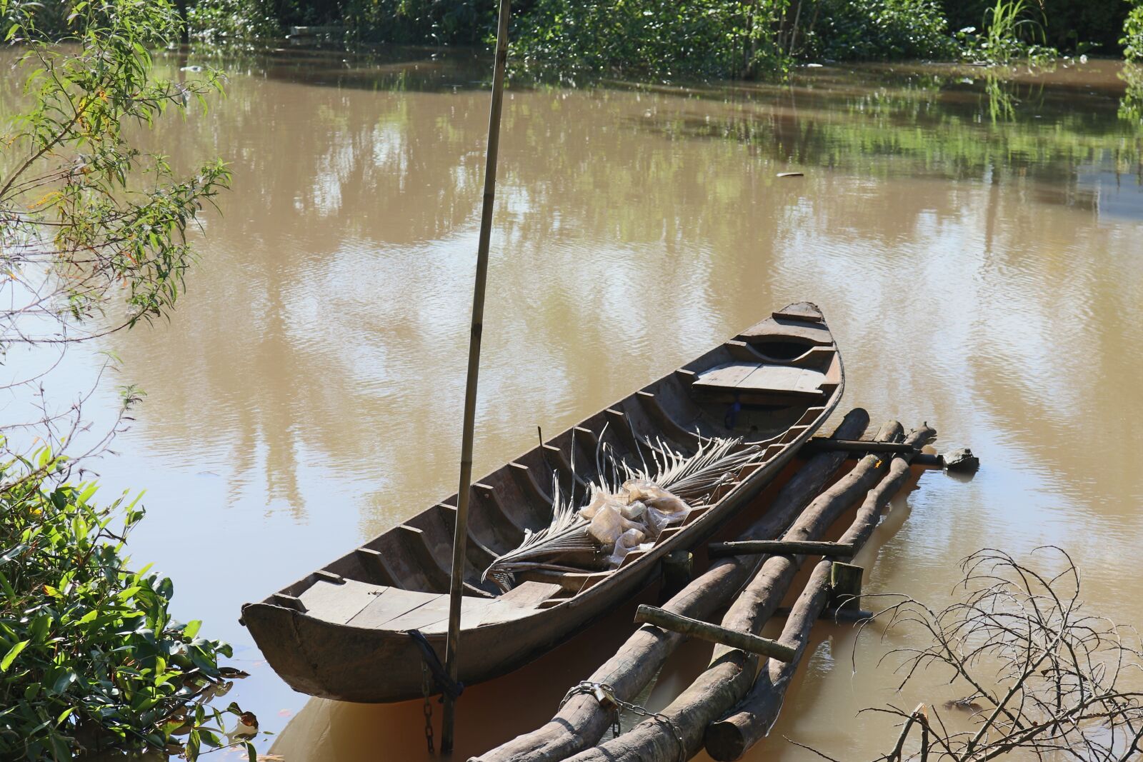 Canon EOS 80D sample photo. Canoe, vehicle, flood water photography