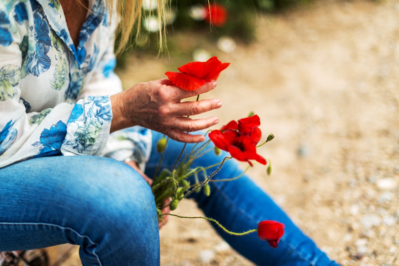 Nikon D800 sample photo. Hands, women, flowers photography