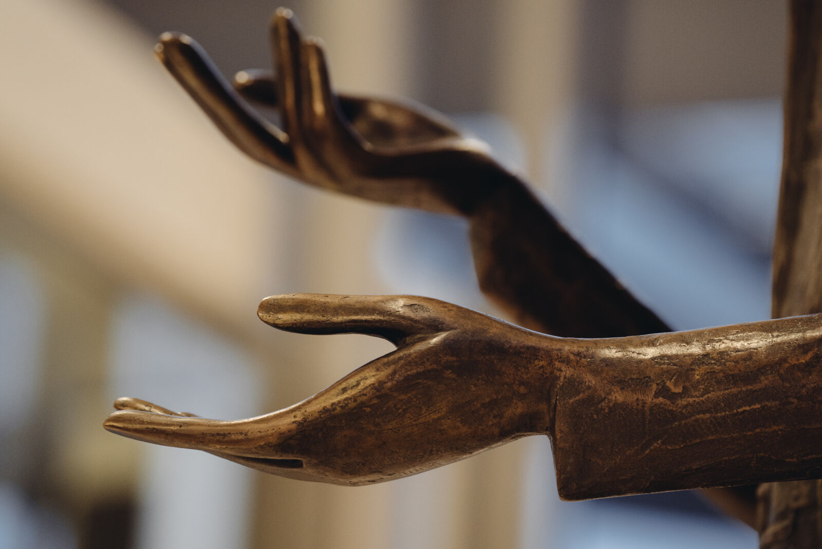 Sony a7R II + Sony FE 70-200mm F4 G OSS sample photo. Red, wooden, hand, statue photography