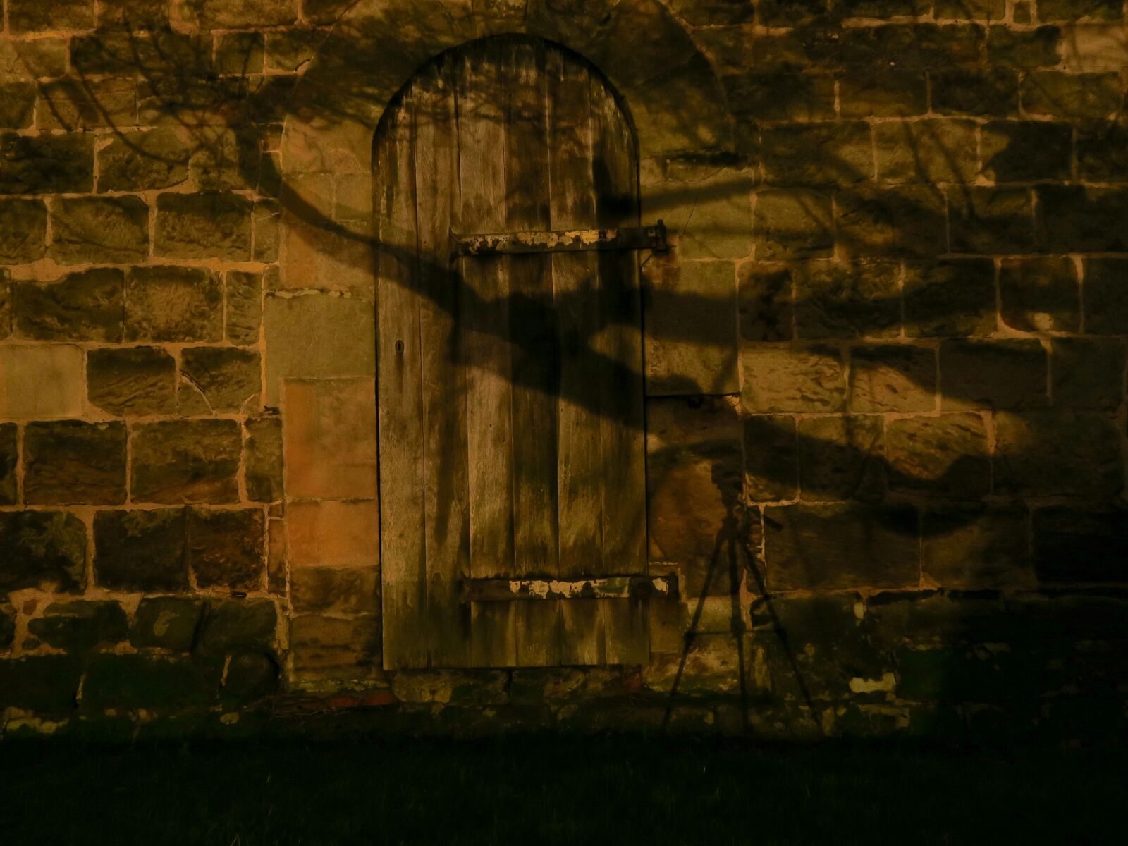 Canon PowerShot G7 X sample photo. Door, night, shadows photography