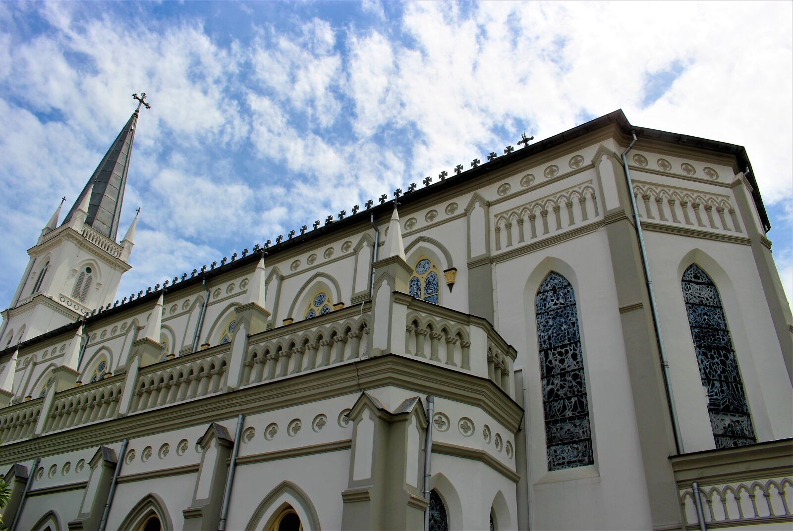 Canon EOS 100D (EOS Rebel SL1 / EOS Kiss X7) sample photo. Chijmes, singapore, church photography