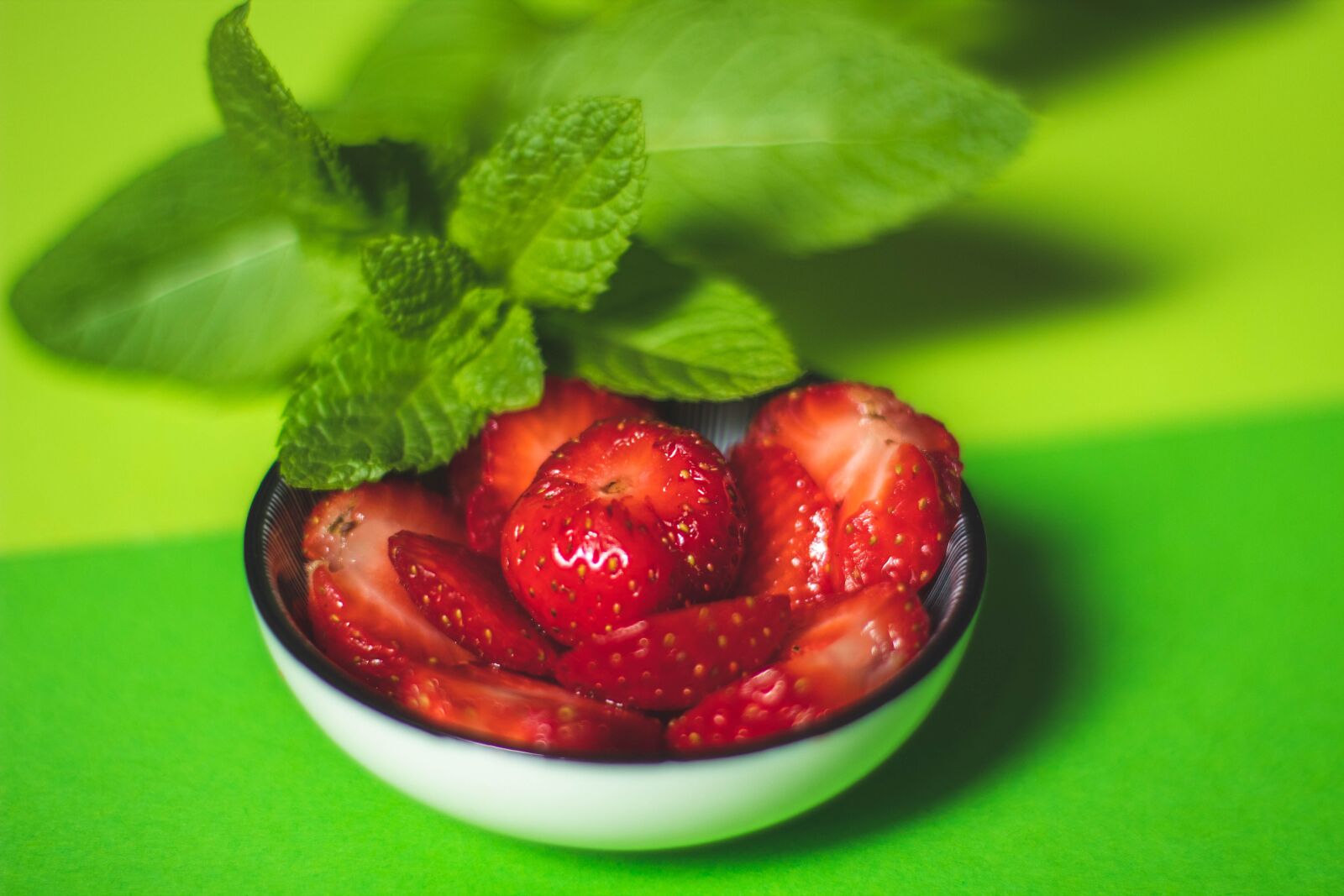 Canon EOS 1300D (EOS Rebel T6 / EOS Kiss X80) sample photo. Strawberries, mint, red photography